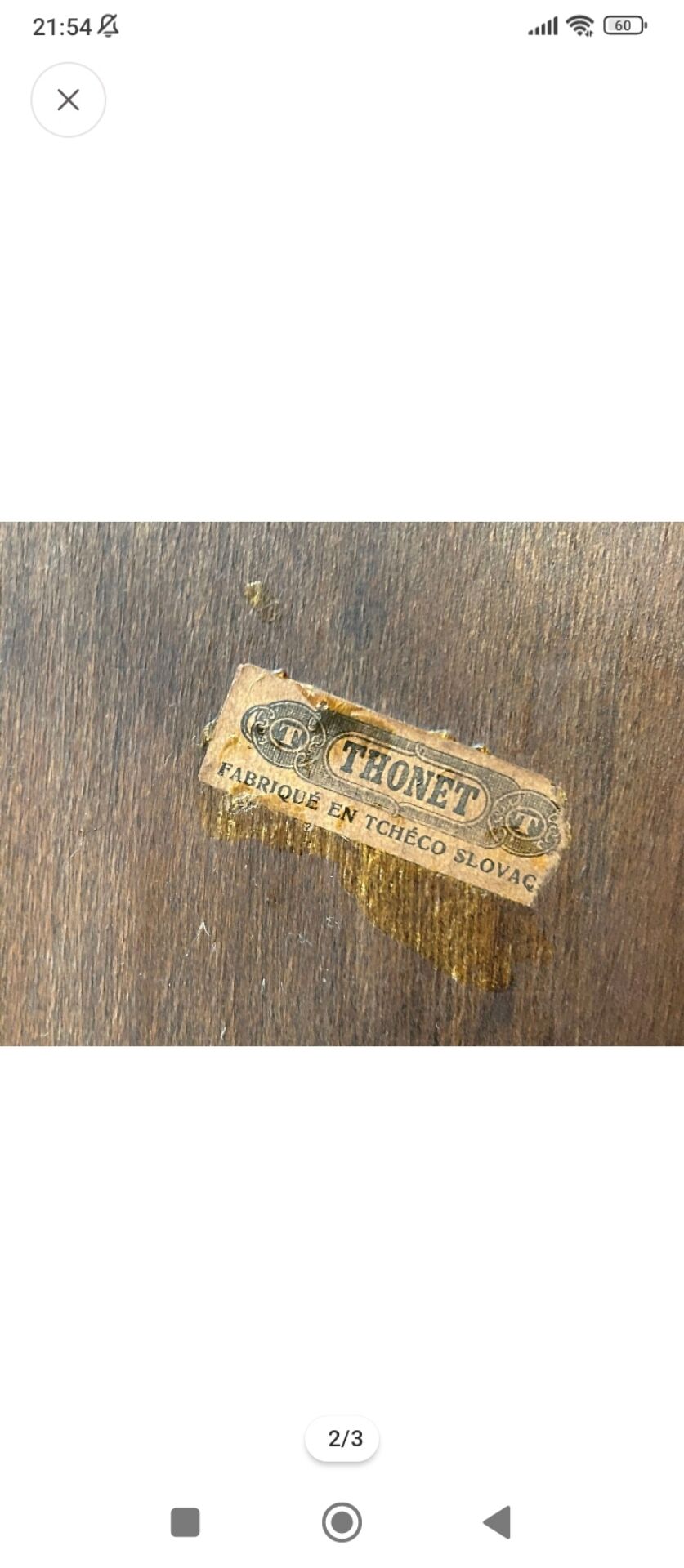 Table pliante en bois teinté, plat recouvert de feutrine rouge thonet