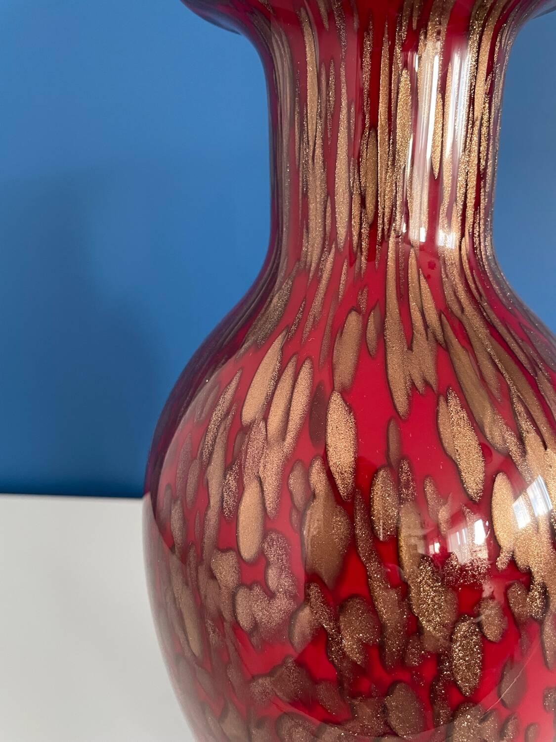 Vase verre opaline bordeau et doré