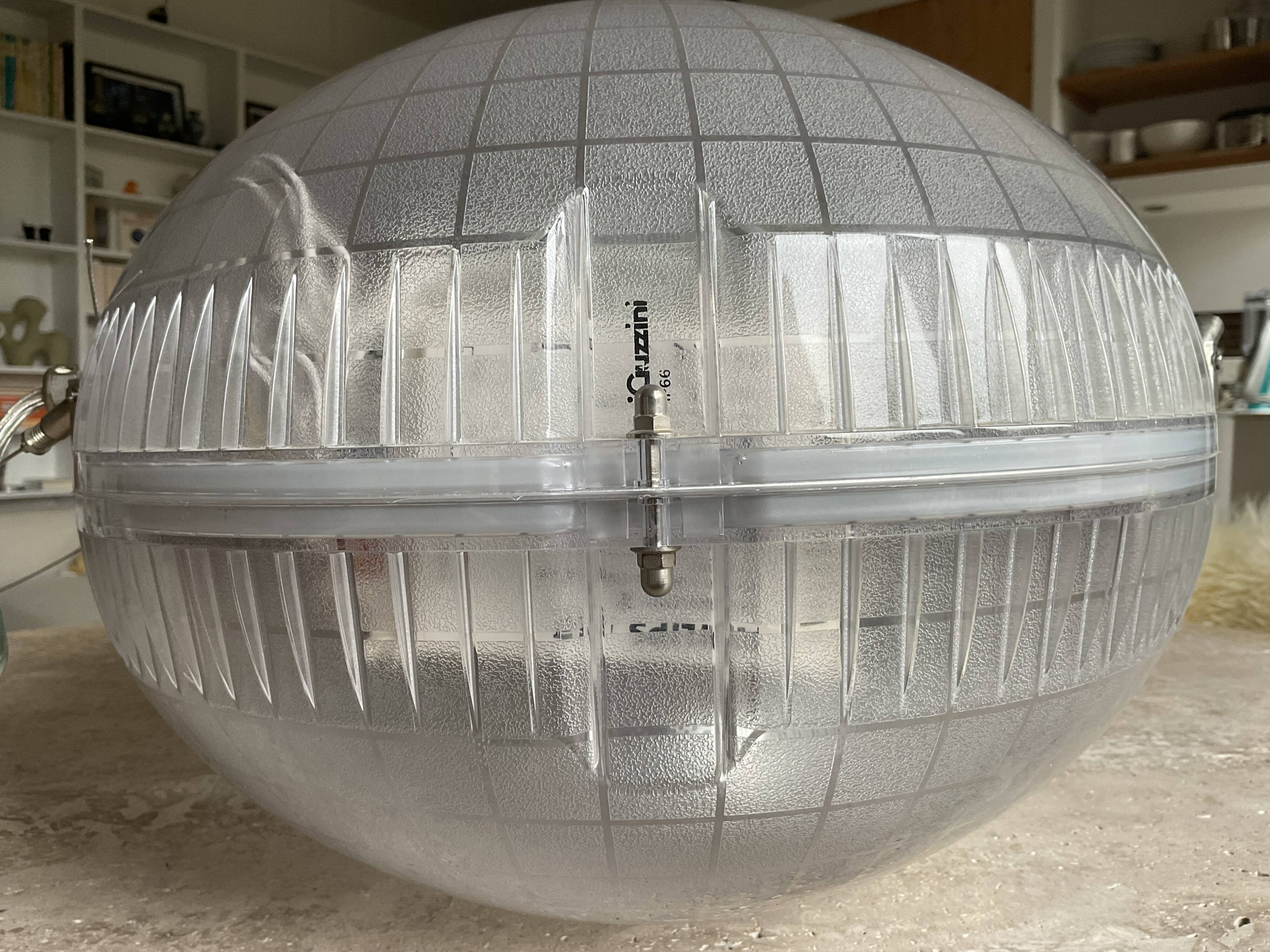 Suspension "Gem" imagined by the architect Paul Andreu.