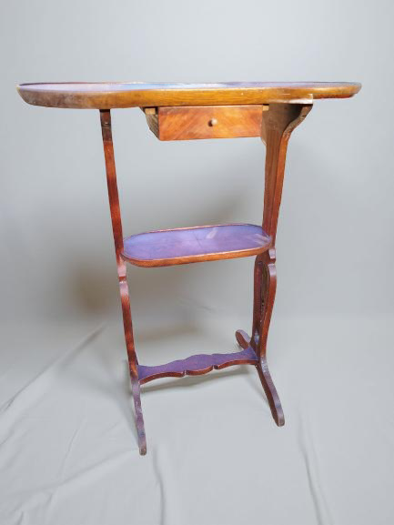 Small kidney-shaped piece of furniture from 1920.