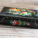 Box in lacquered wood with flowers