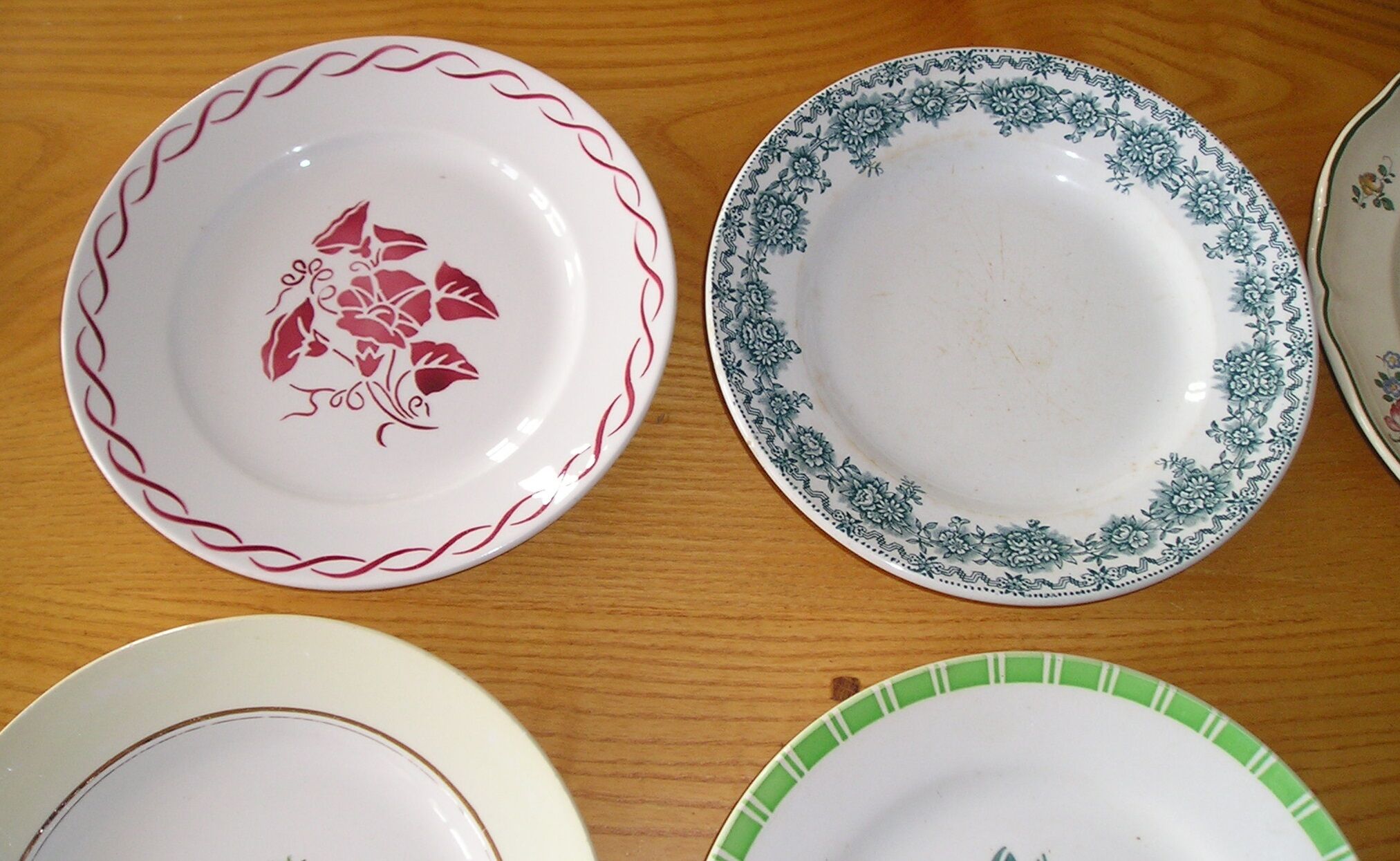 Set of 12 different flat plates