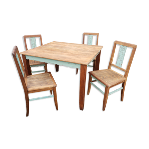 Table et chaises art deco bois et pastel