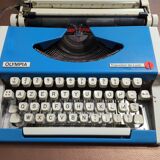 Machine à écrire Olympia Traveller de luxe bleue vintage