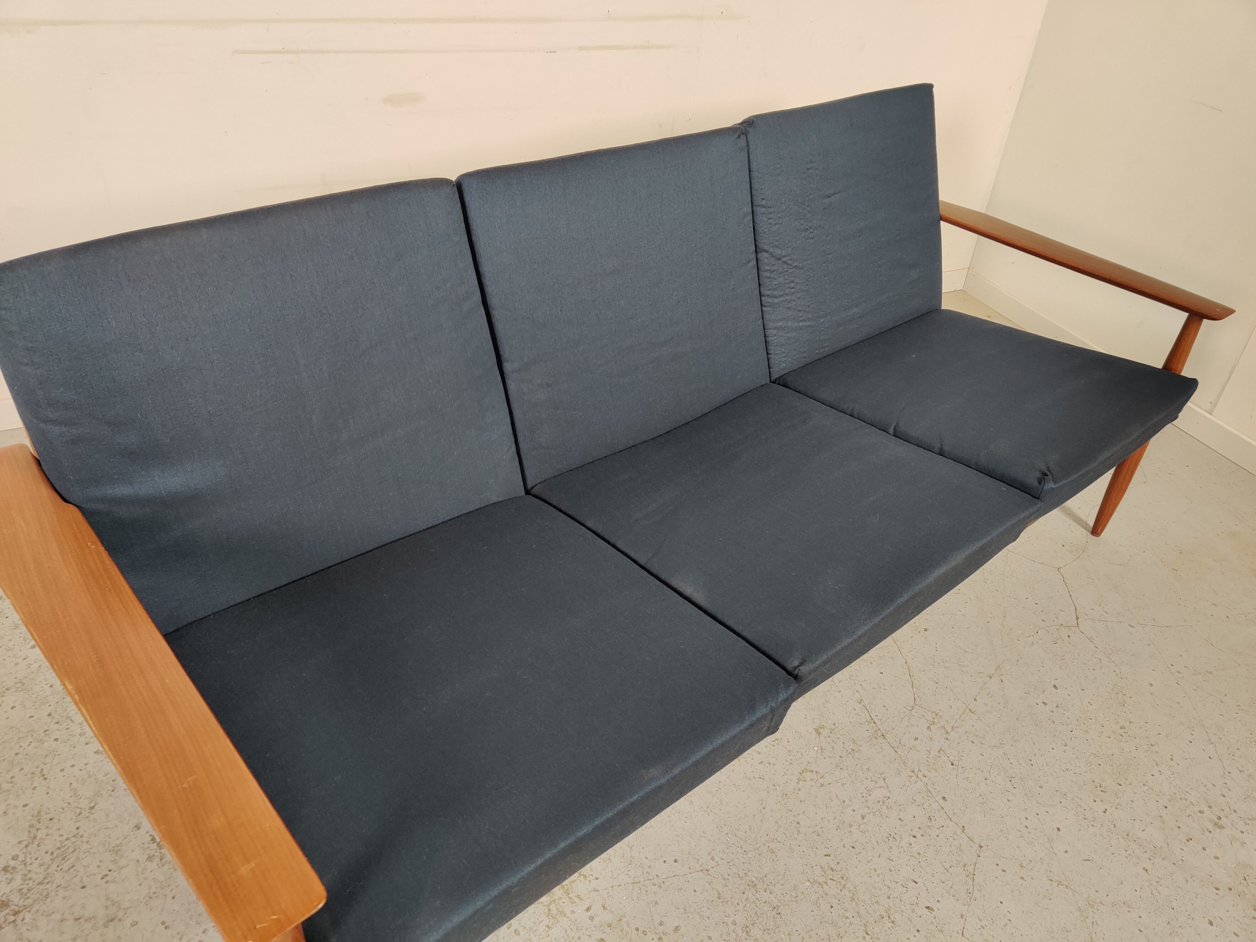 Canapé scandinave en afromosia années 60
