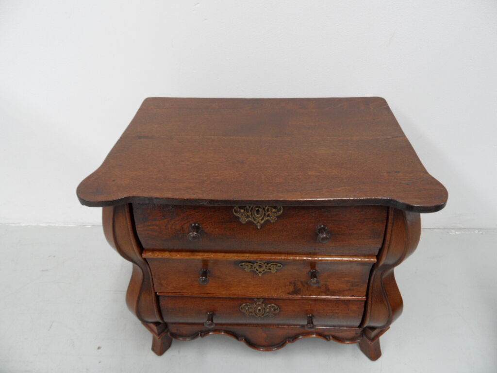 Commode miniature antique en chêne