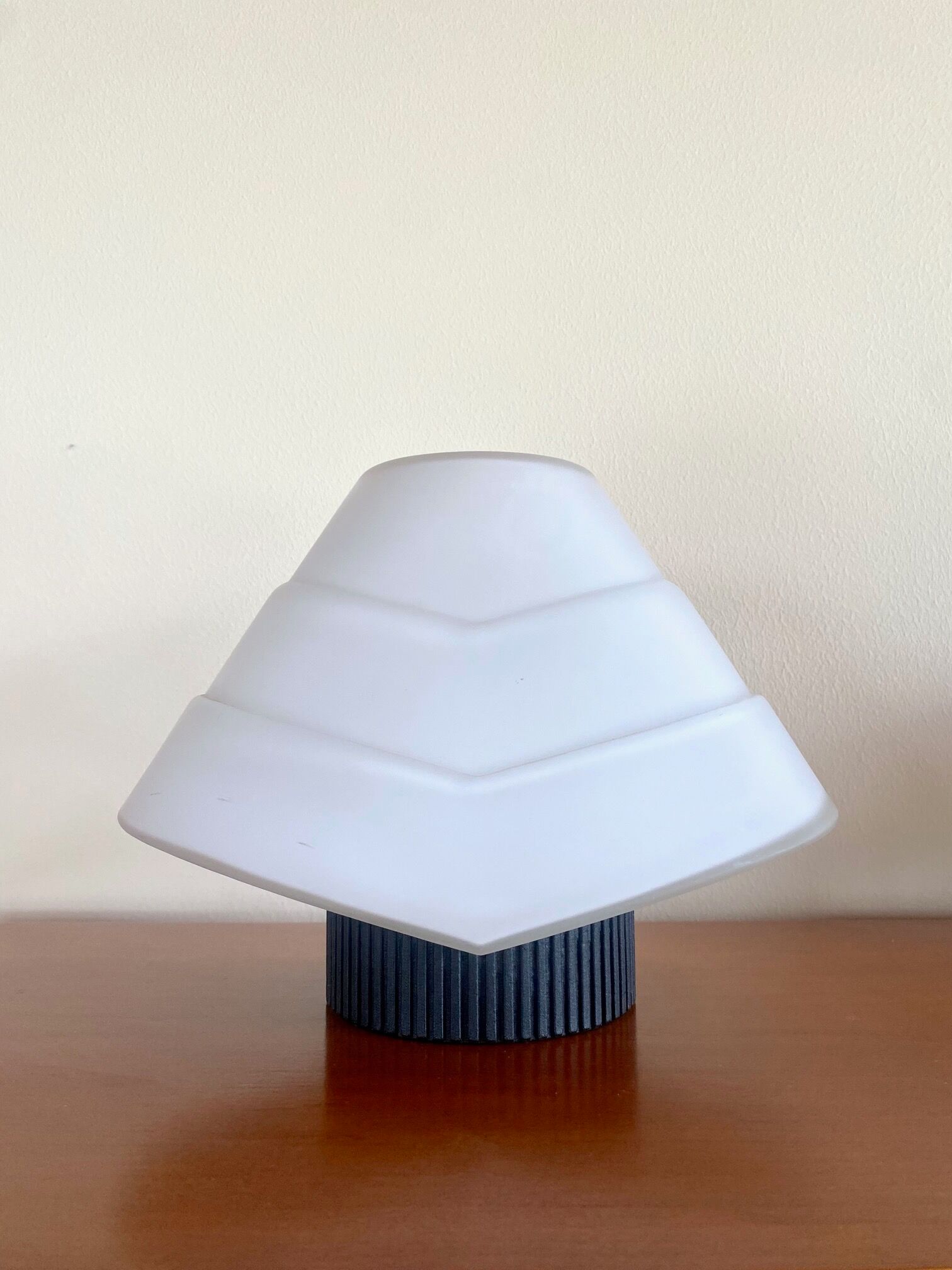 Pair of lamps in opaline glass and metal, 1980