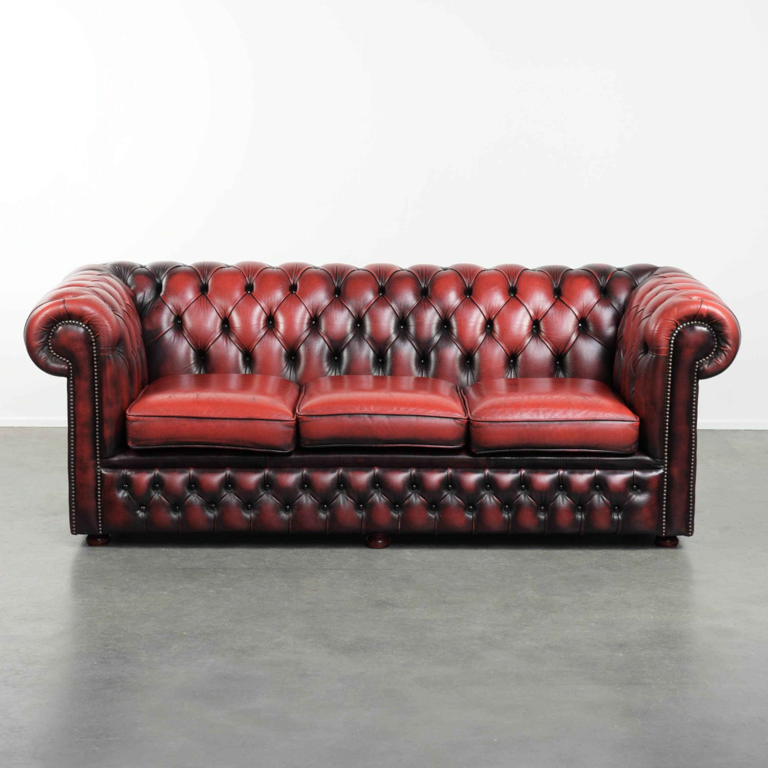 English chesterfield 2.5/3 seater sofa made of cowhide leather in red