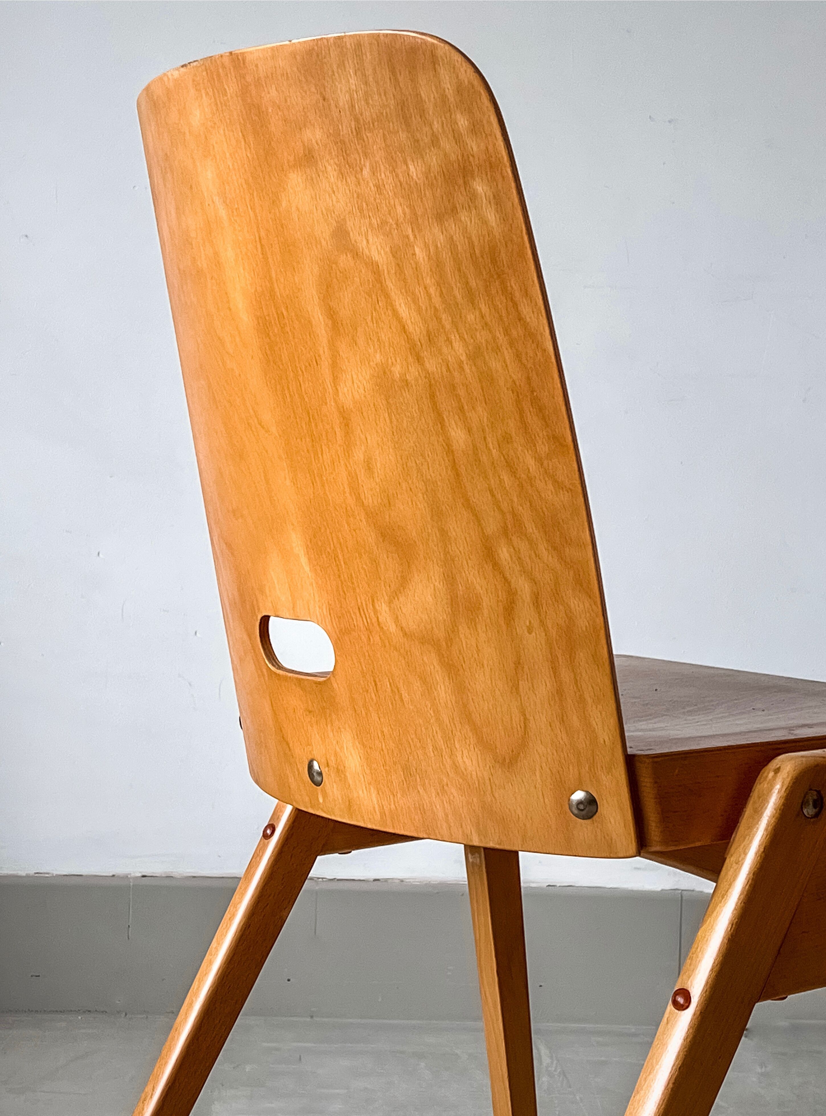 Series of 4 stackable chairs