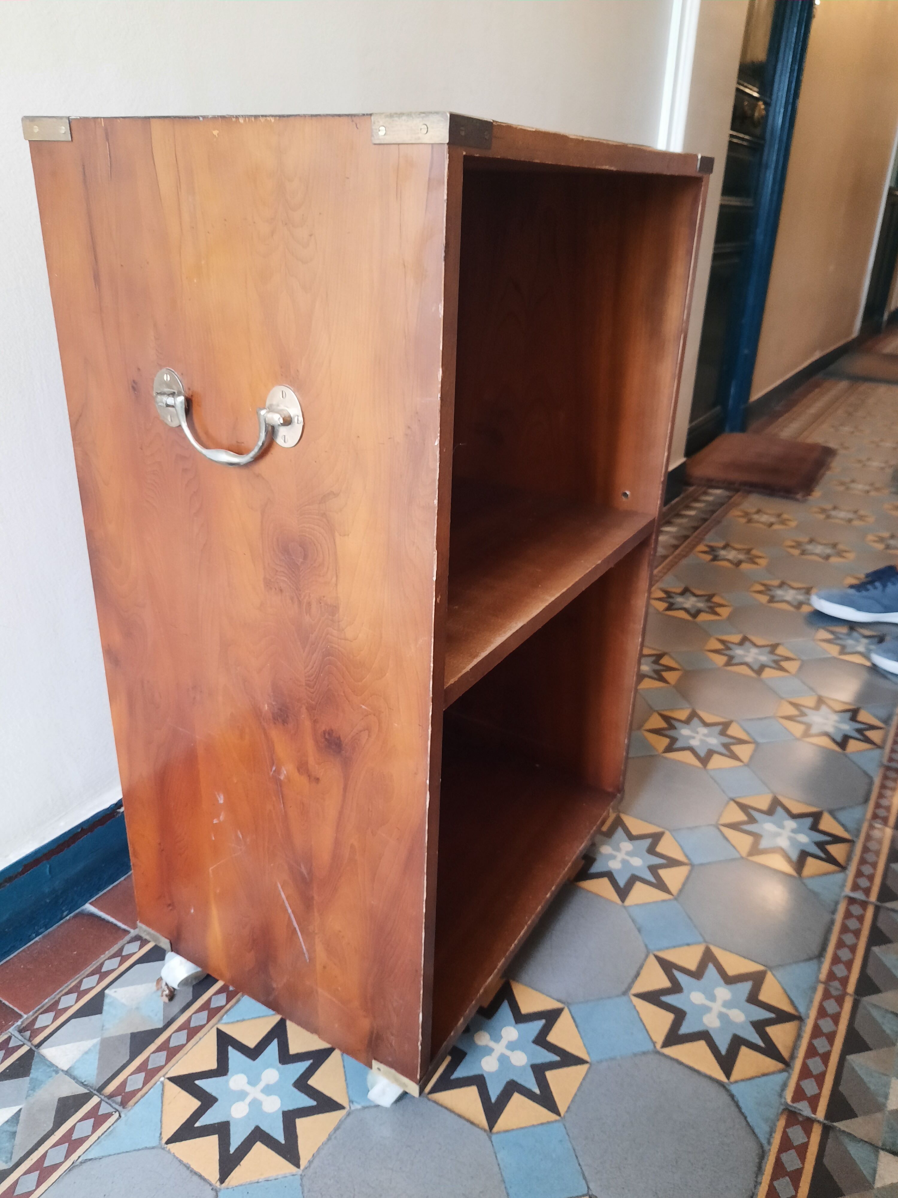 Shelf on navy style wheels