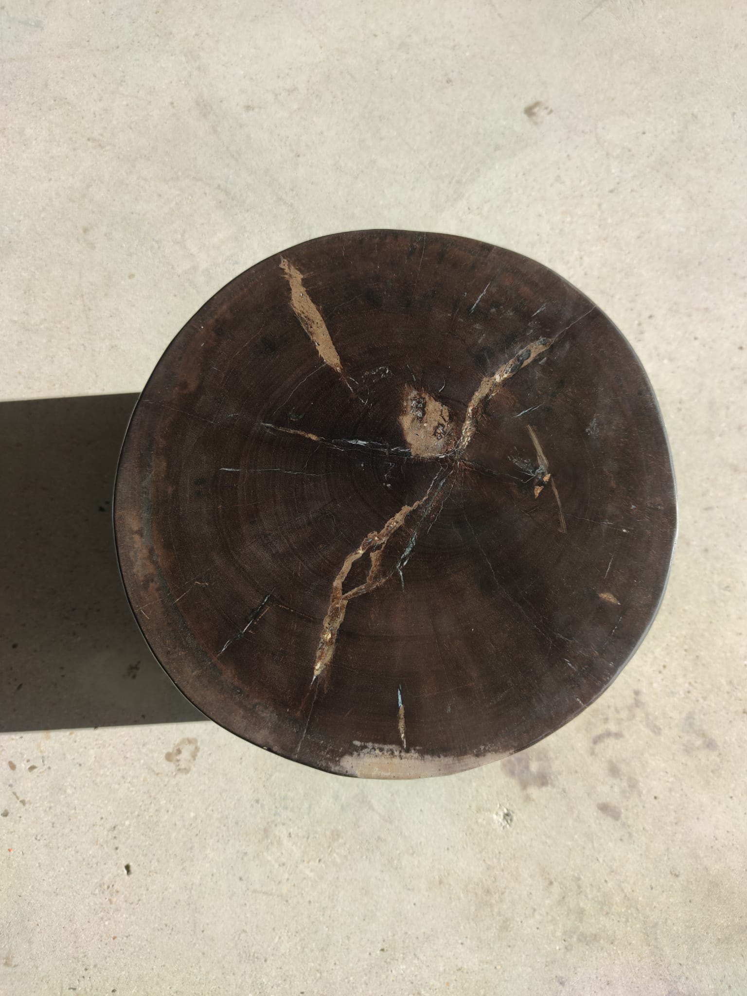 Table d'appoint en bois pétrifié couleur marron glacé - H:34cm D:35cm