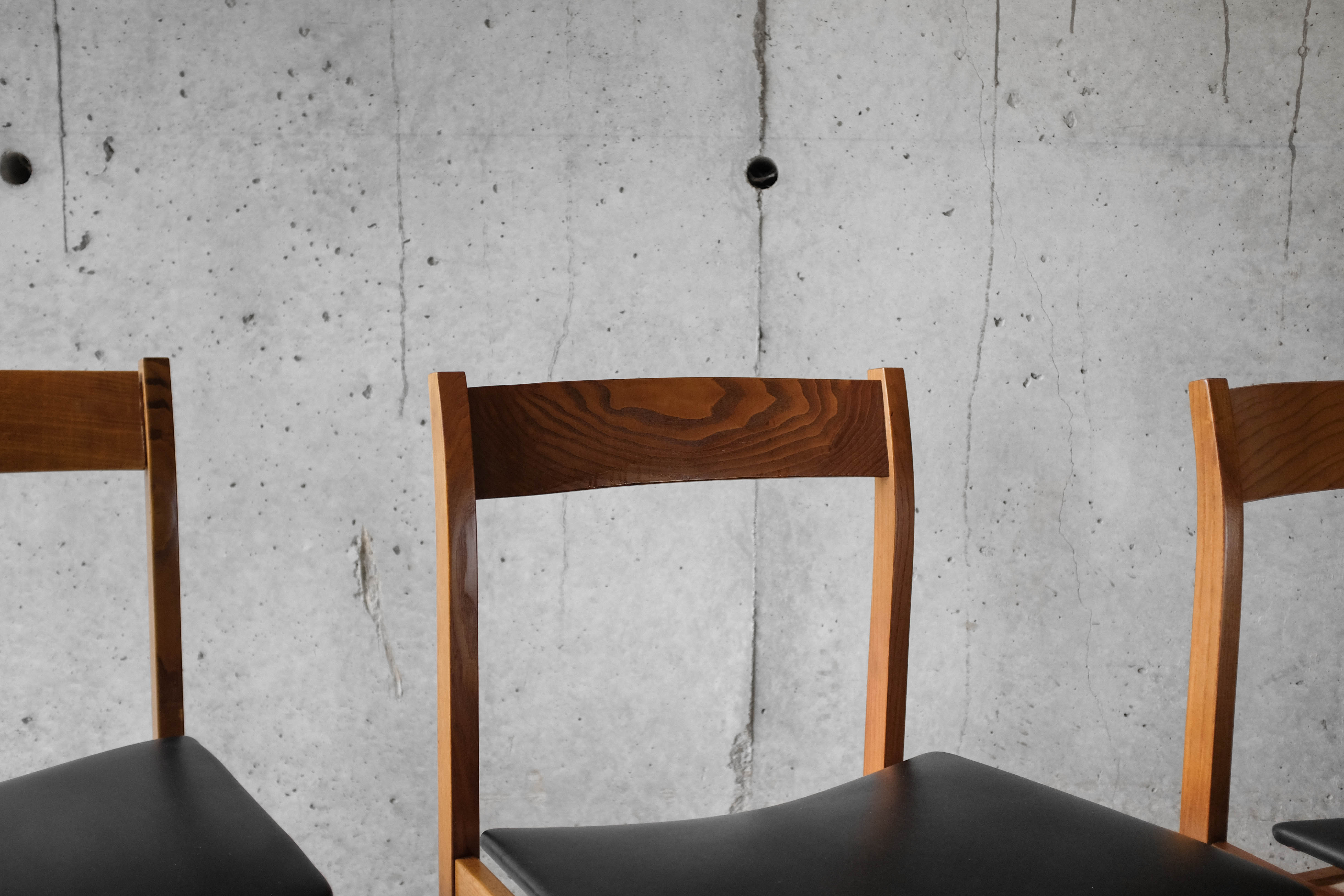 Table and 4 chairs 60