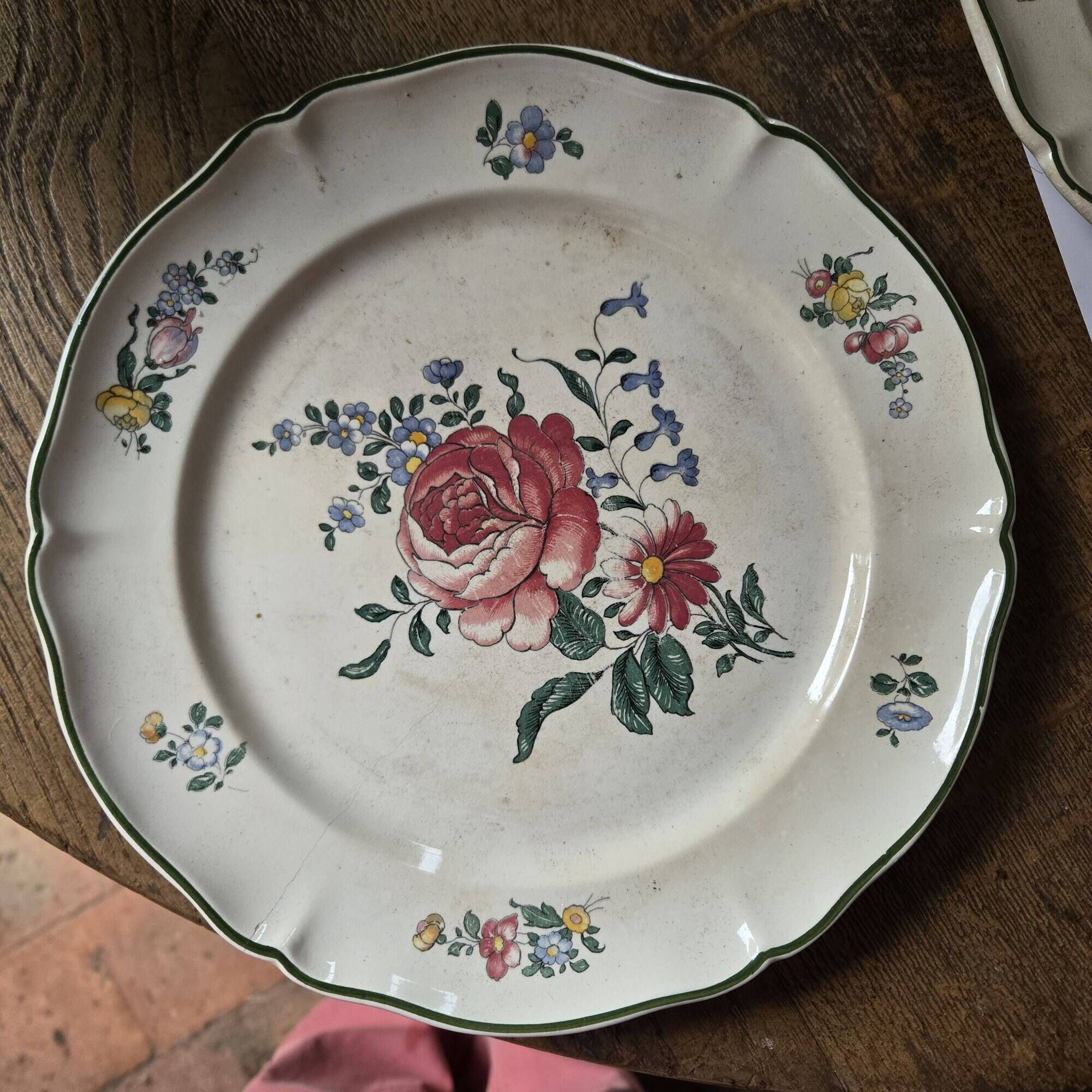 2 dessert plates