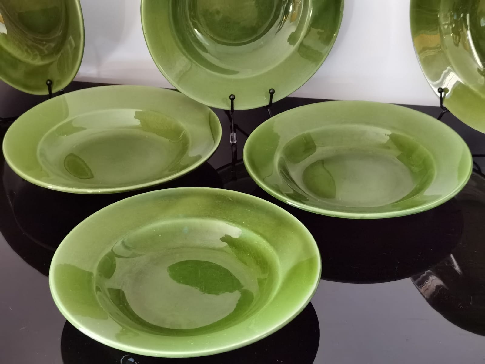 Hollow plates in glazed glazed ceramic green