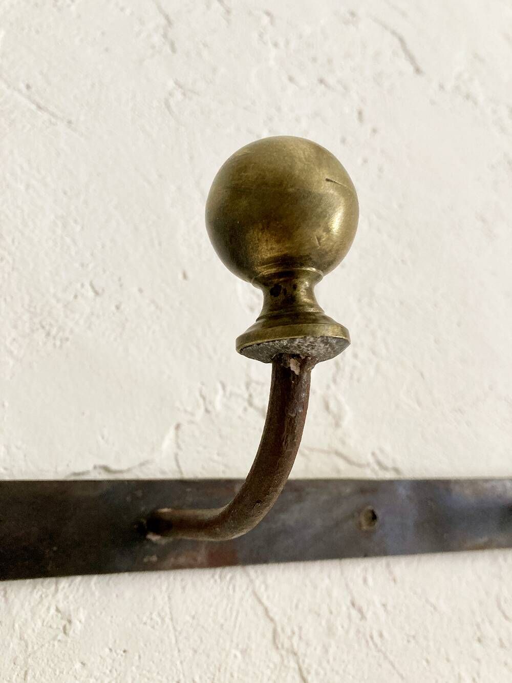 Wall-mounted coat rack with 4 hooks in metal and brass
