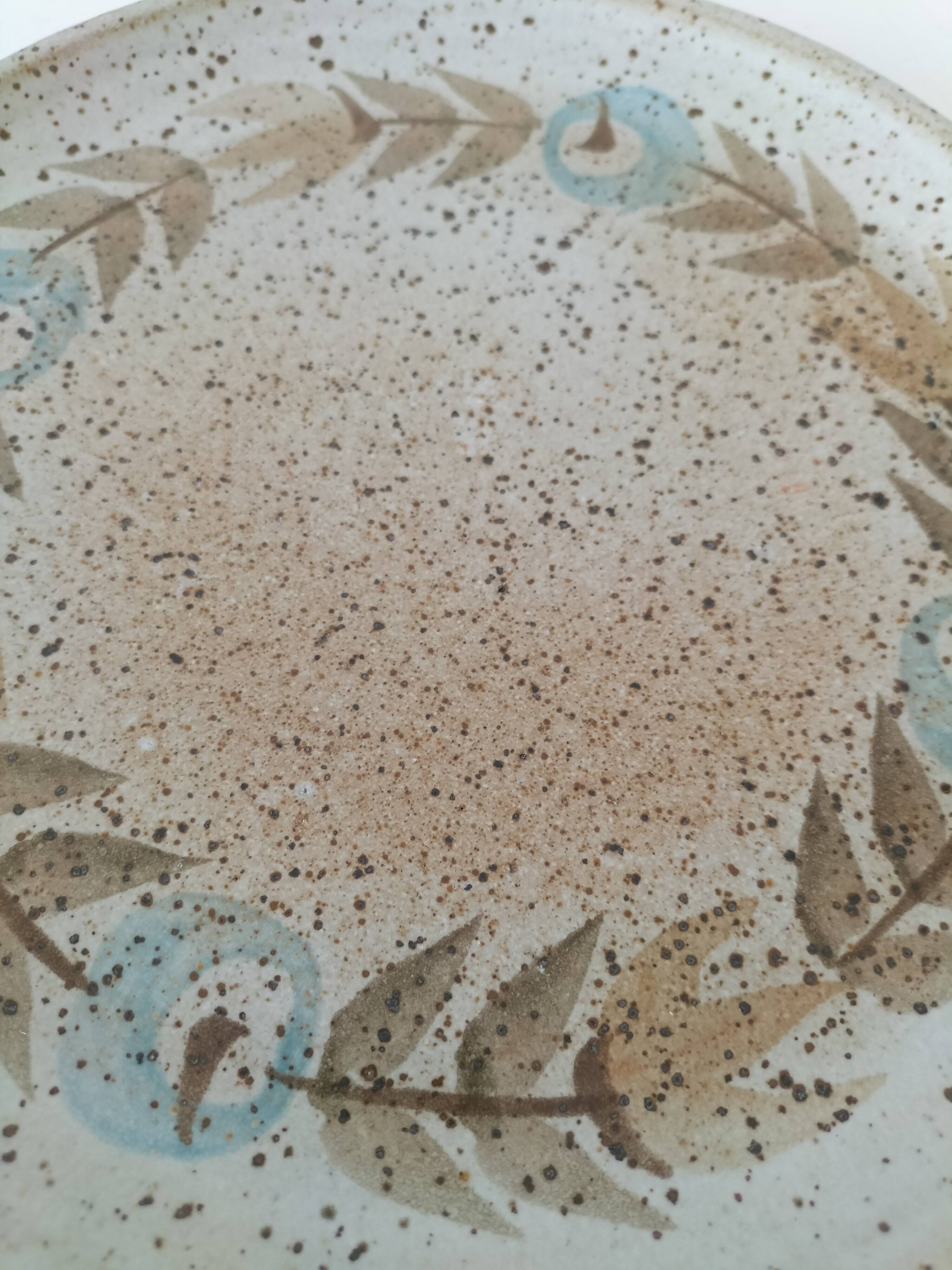 Speckled stoneware plate with floral decoration