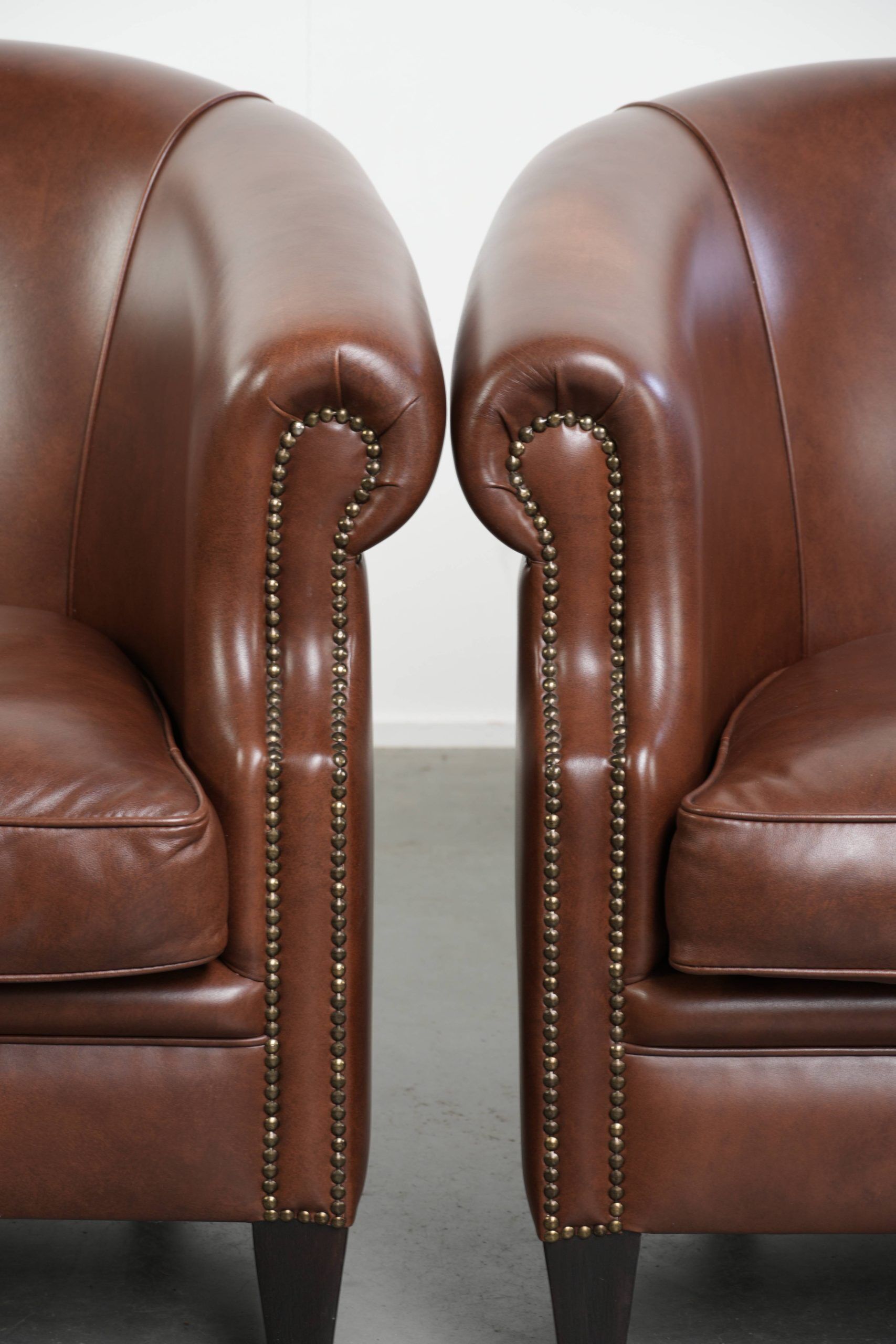 Set of 2 cognac-coloured cow leather club armchairs in English style
