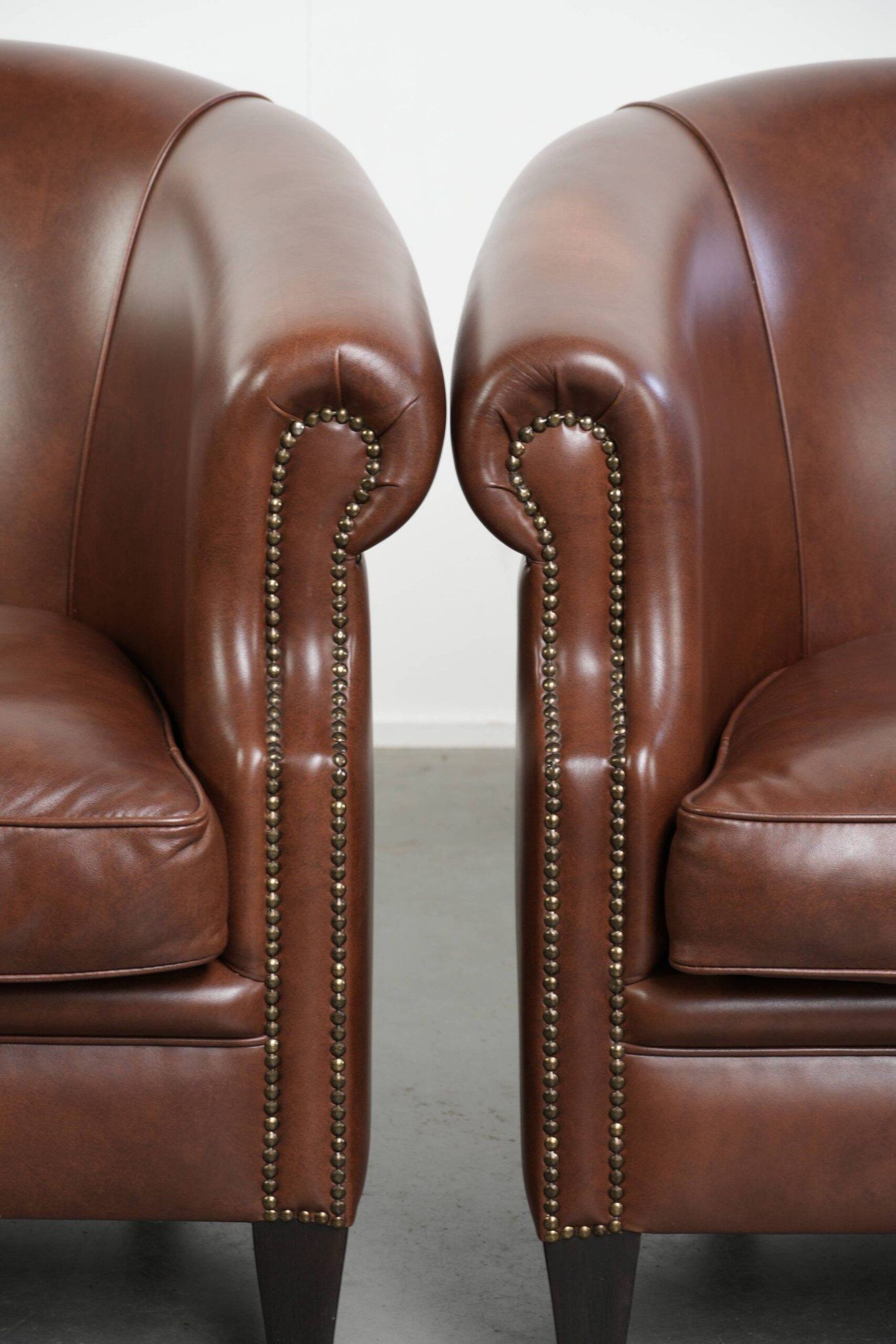 Set of 2 cognac-coloured cow leather club armchairs in English style