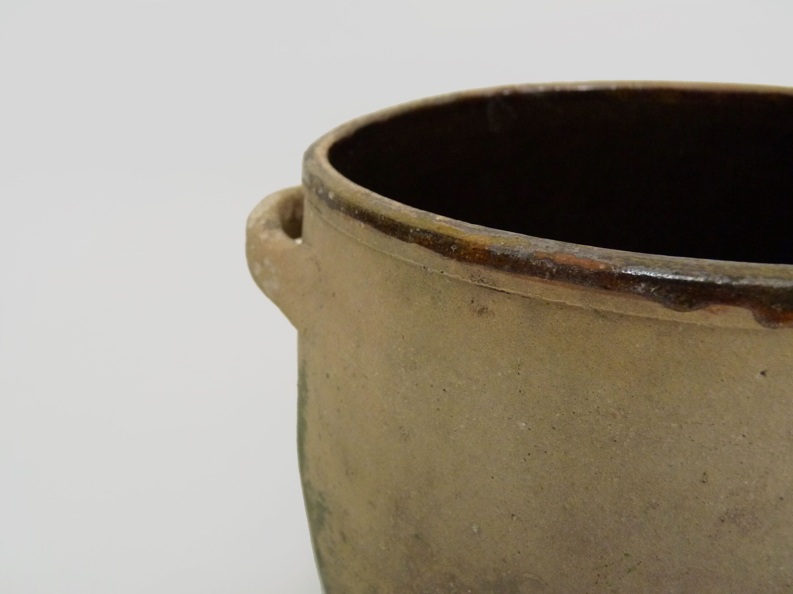 Cooking pot, terracotta pot cover, glazed interior. Year 50