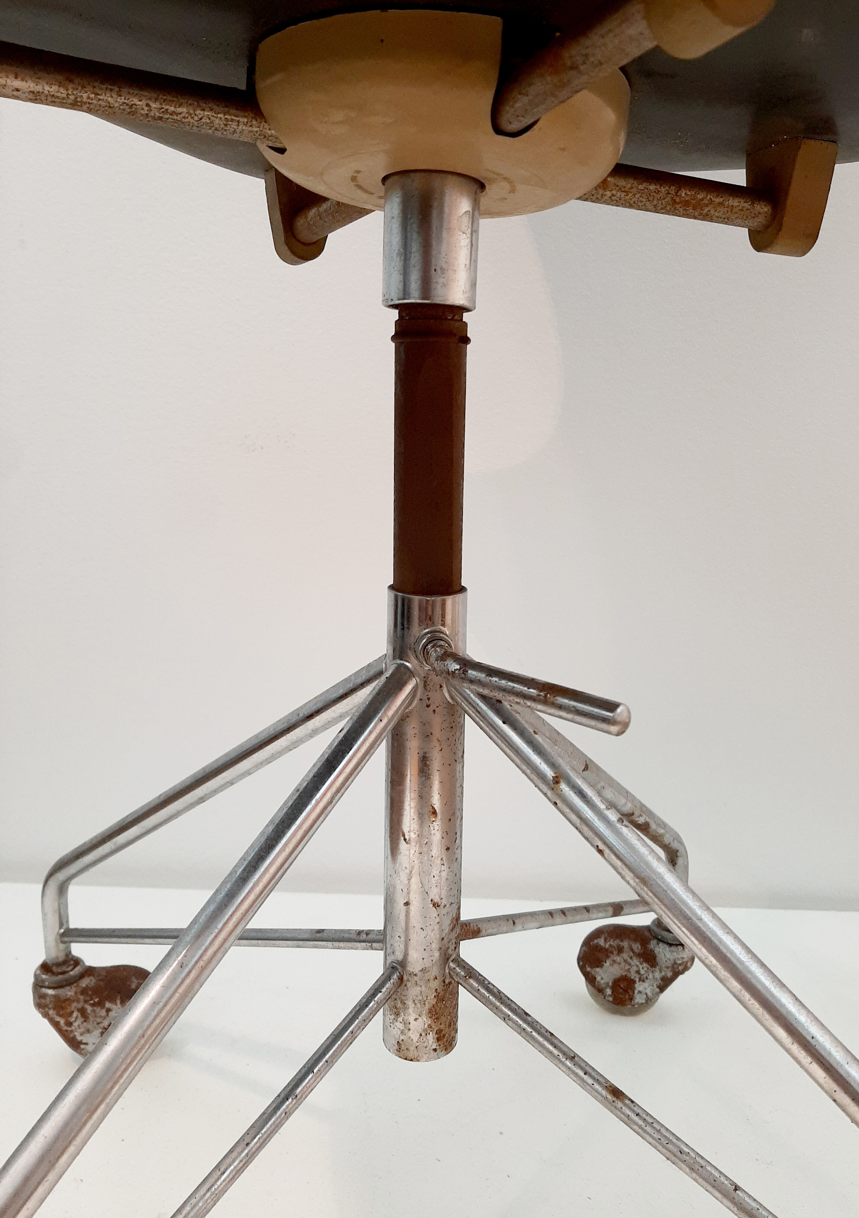 Arne Jacobsen's Seven Swivel Desk Chaide