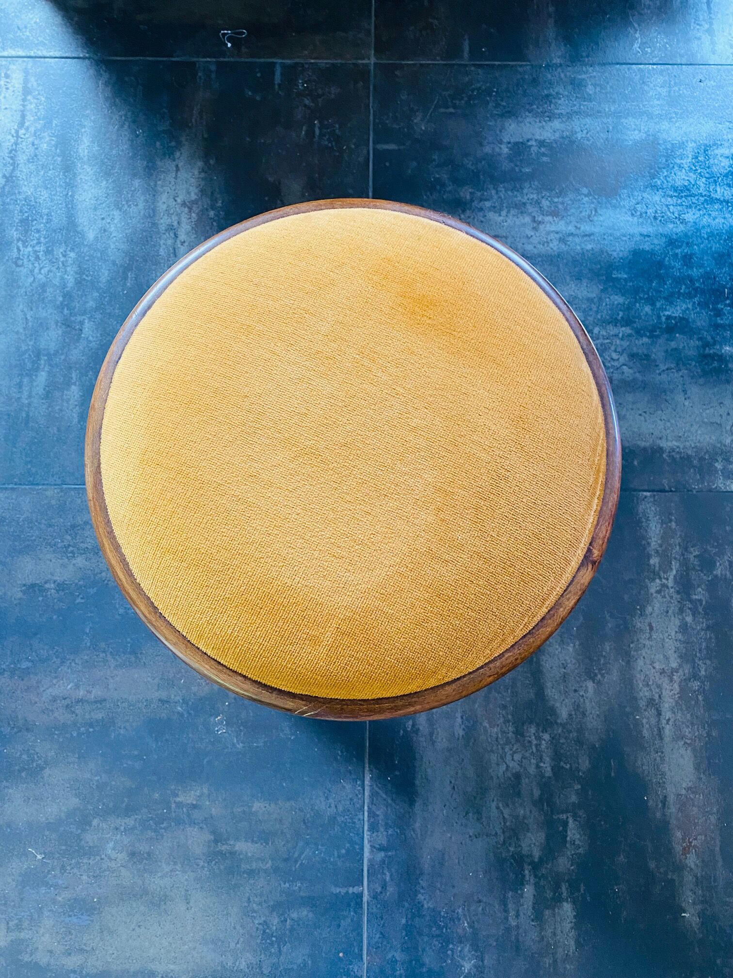 Adjustable vintage piano stool made of wood and velvet