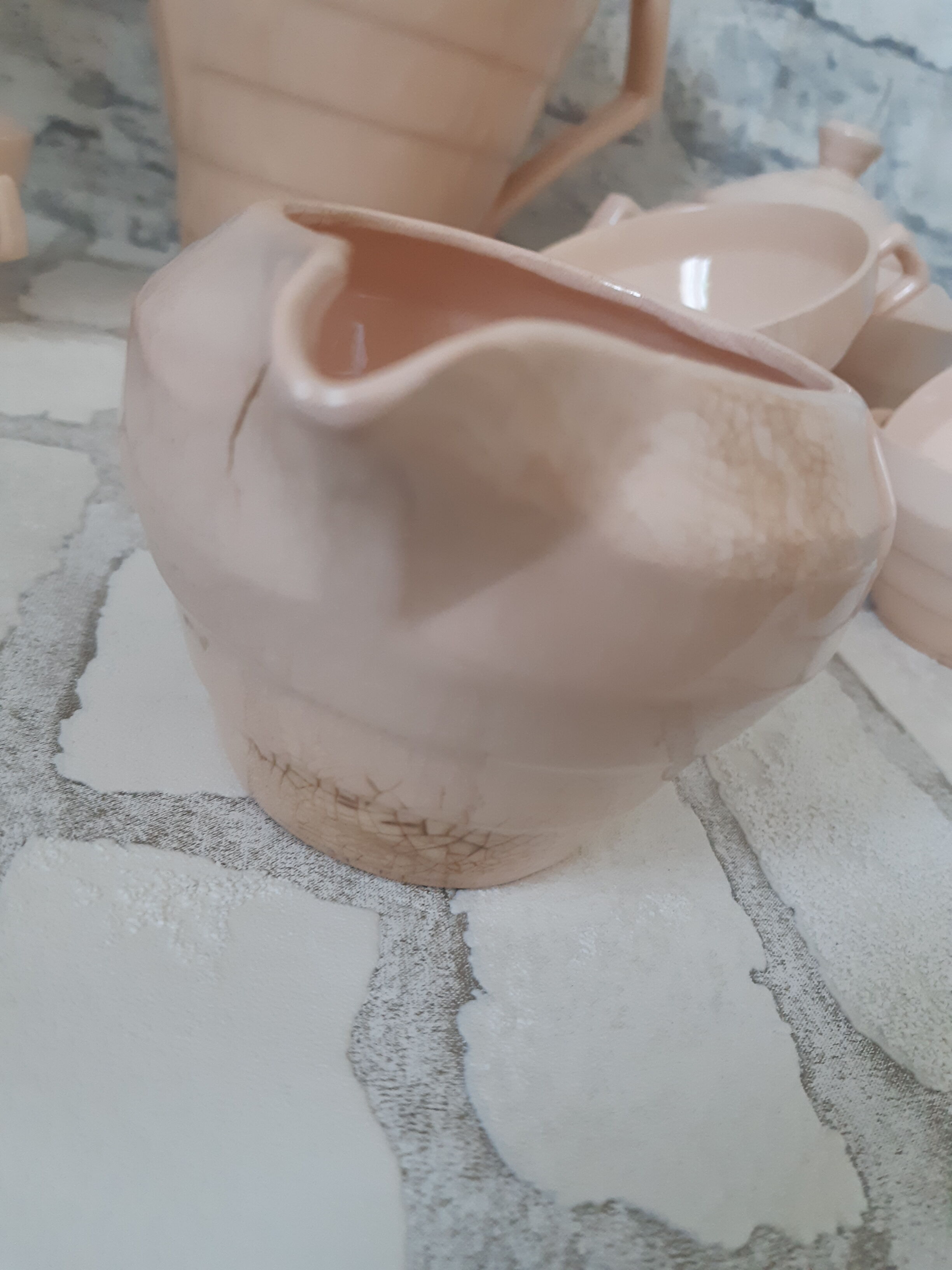 Coffee and tea service in faience of Saint Amand, pink, art deco