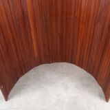 Undulating slatted screen