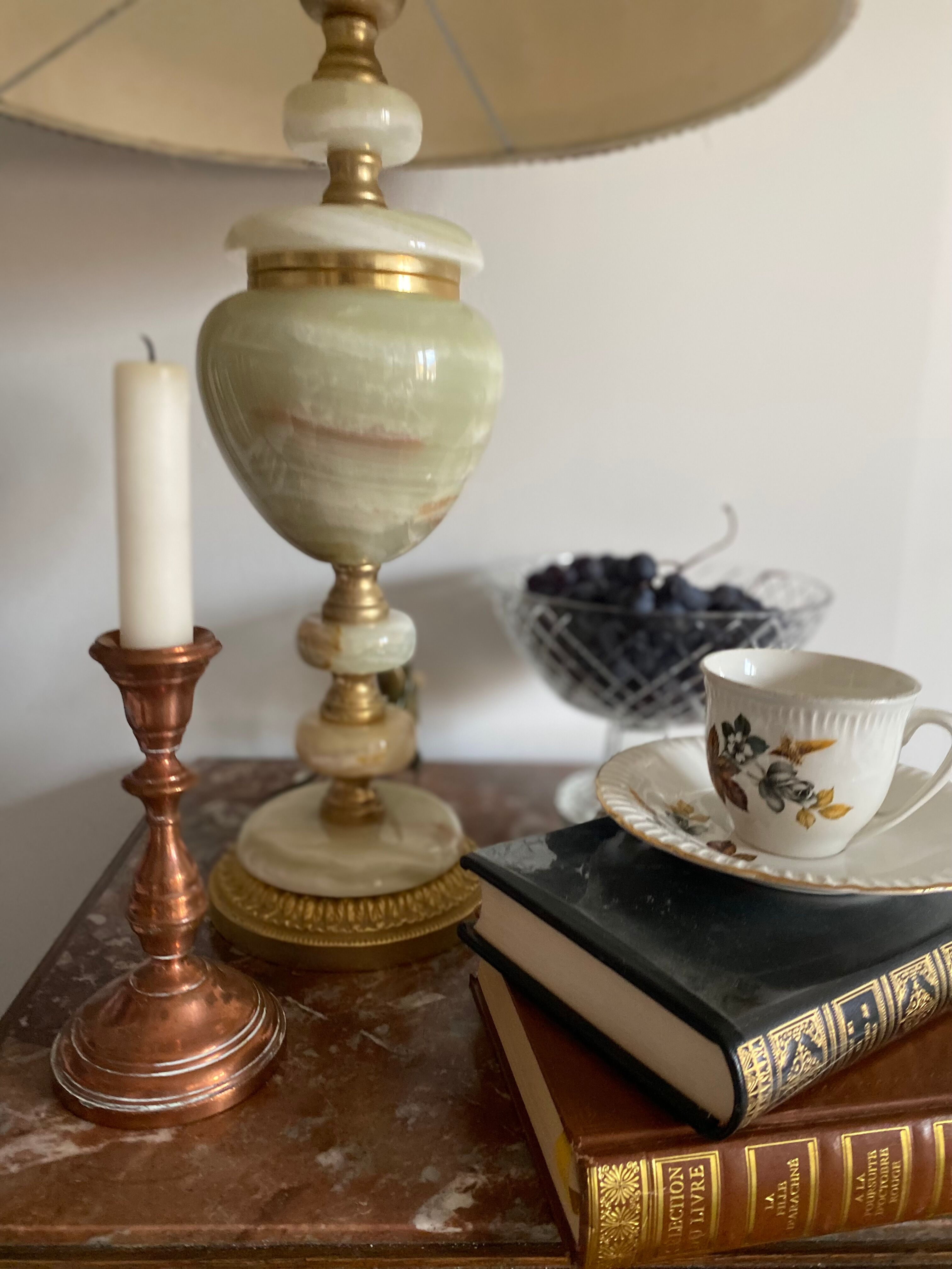 Antique table lamp in marble and tapestry