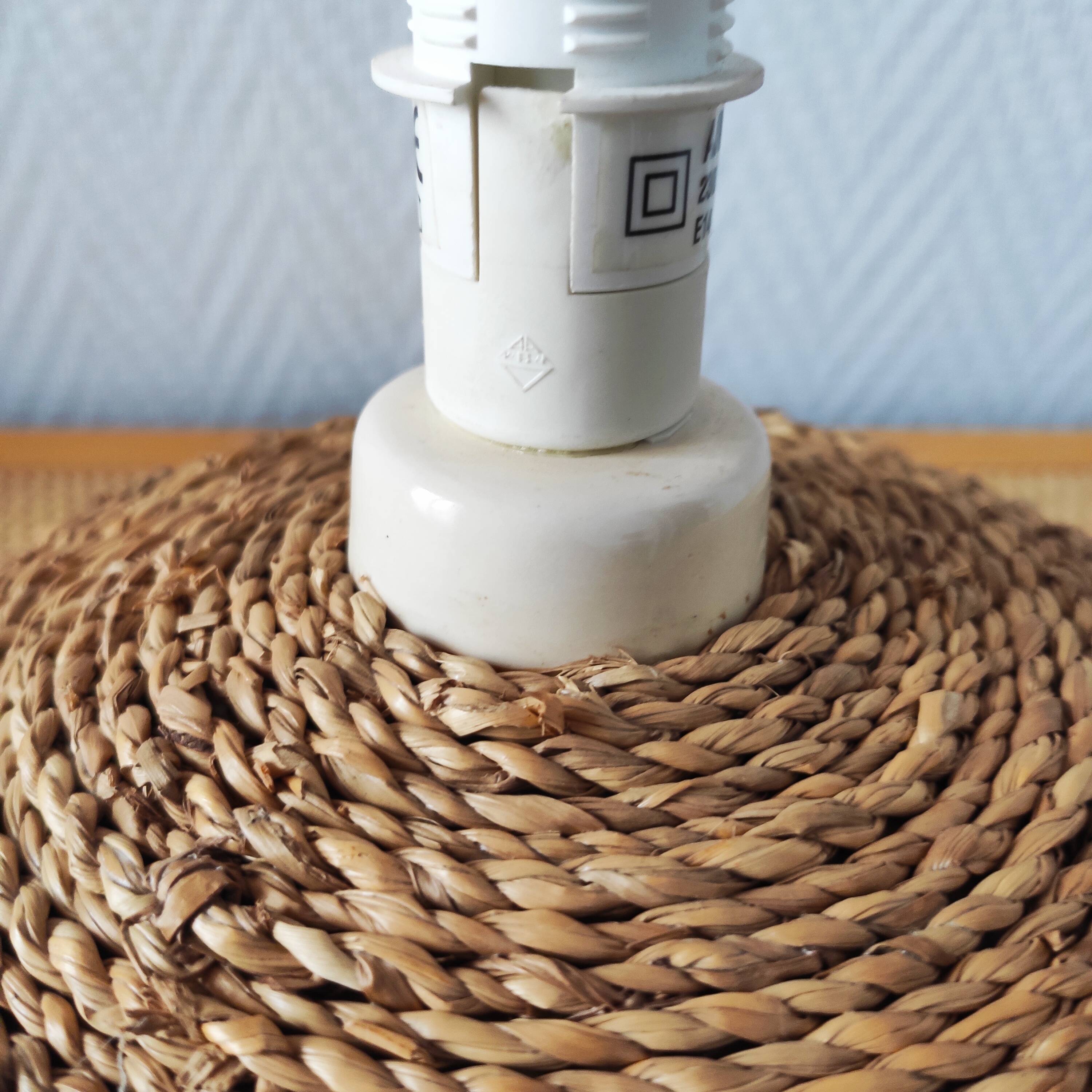 Vintage French lamp from the 70s-80s in ceramic and cord.