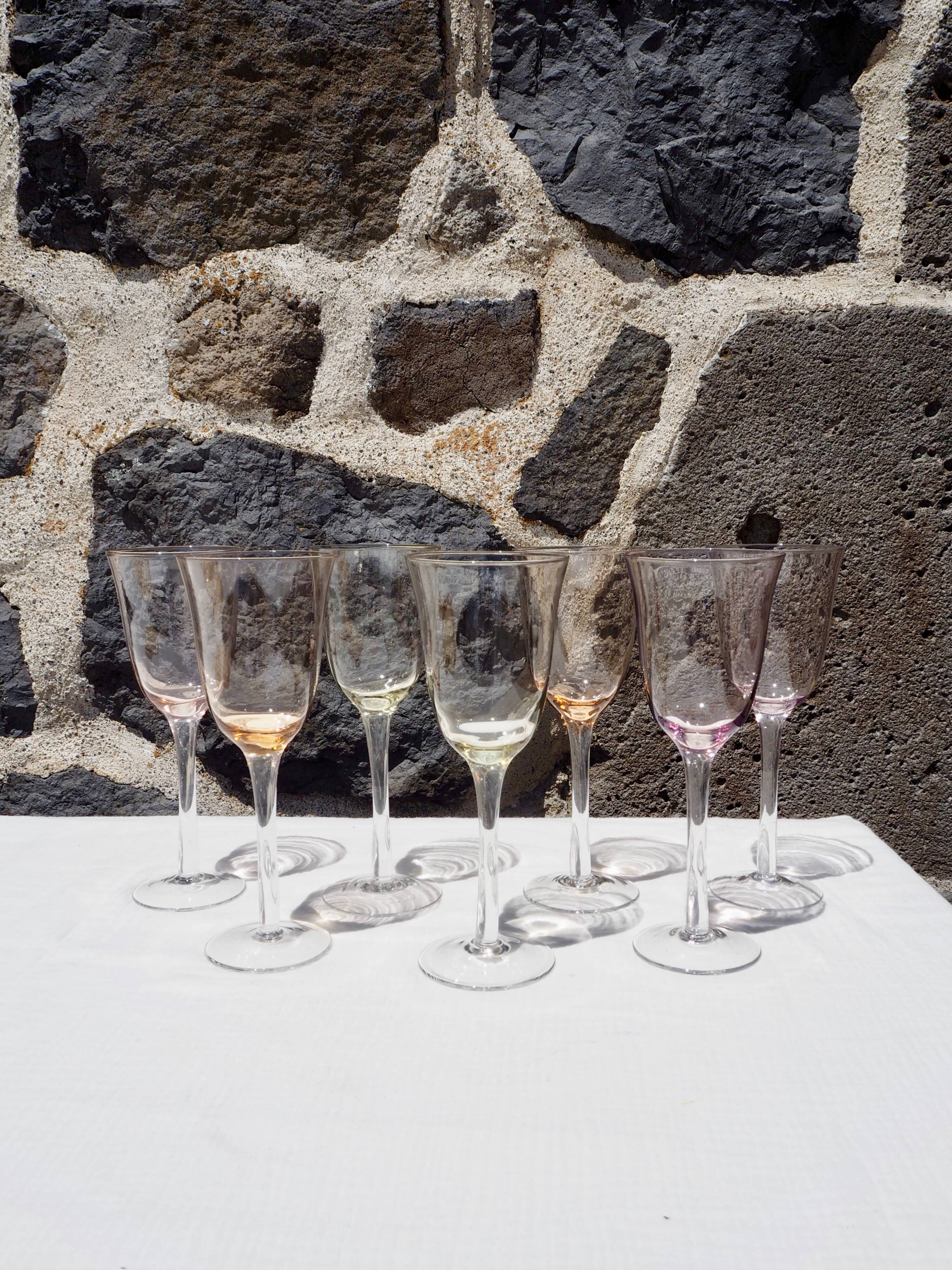 Set de 7 verres à vin en verre coloré