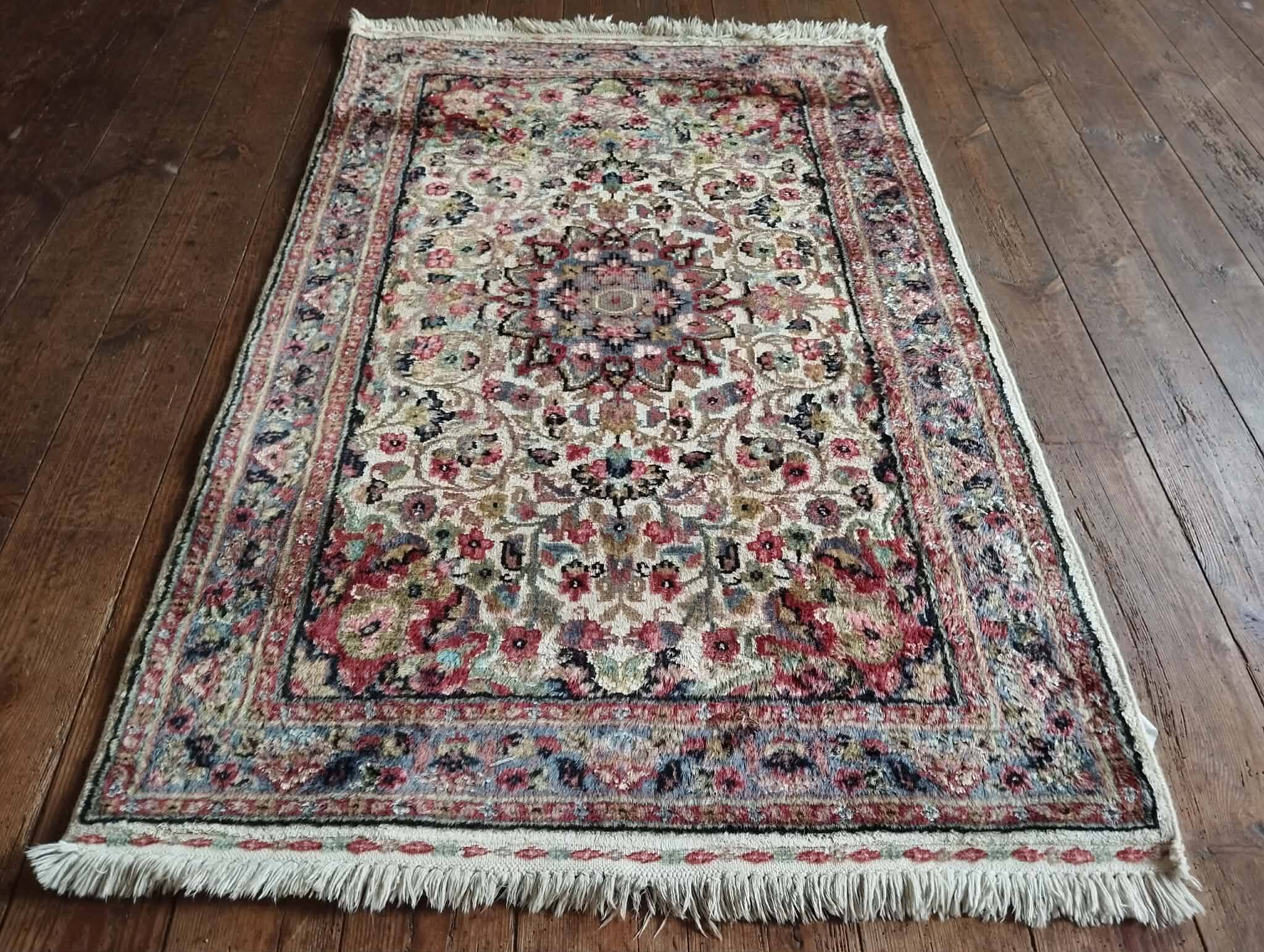 Handmade Pakistani wool and silk rug 122x77cm