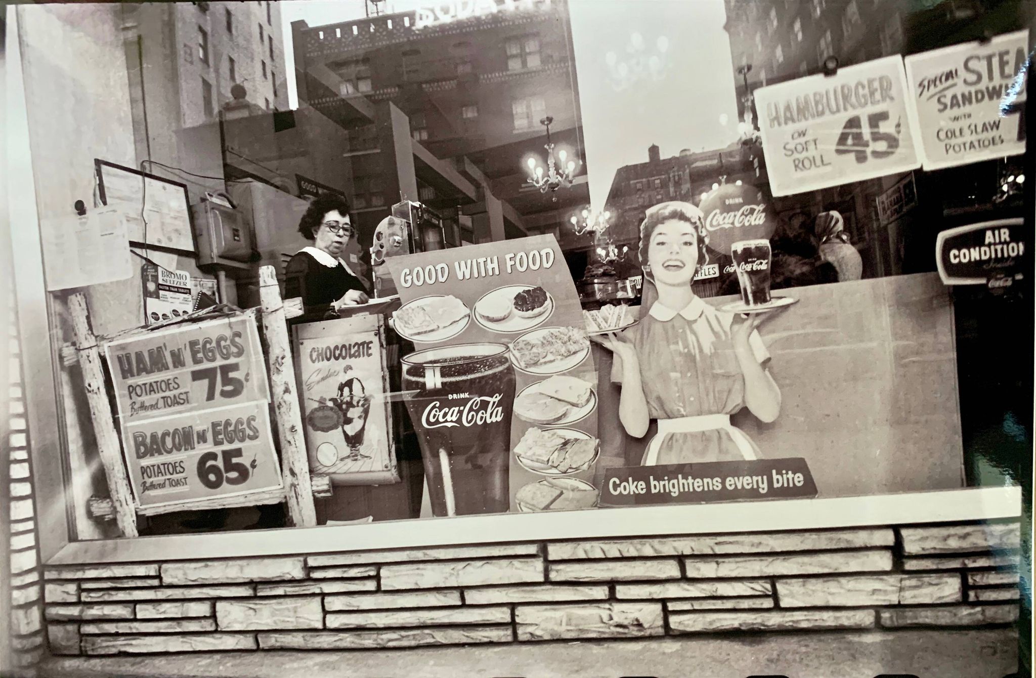 Instantané urbain – Une scène authentique de New York figée en 1959