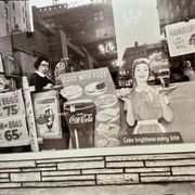 Instantané urbain – Une scène authentique de New York figée en 1959