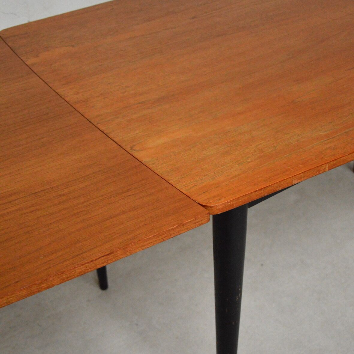 Expandable rectangular dining table