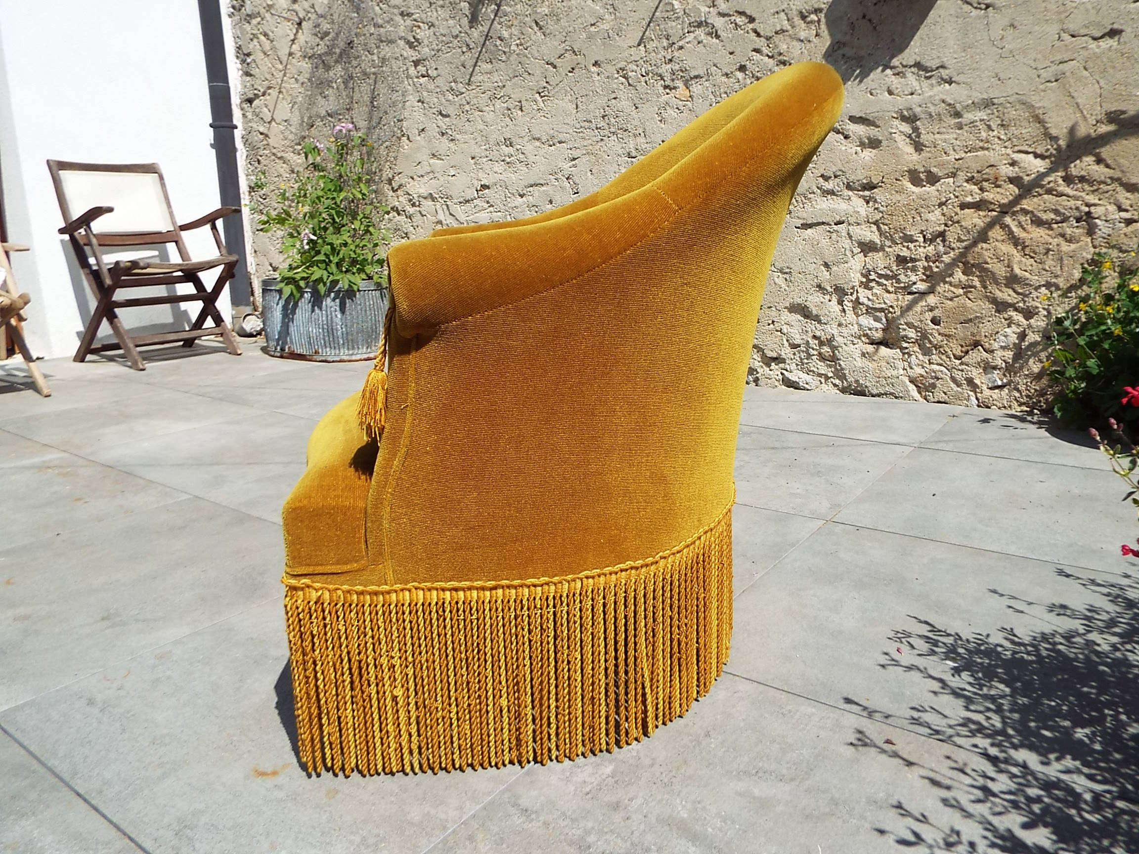 Fauteuil crapaud en velours ocre