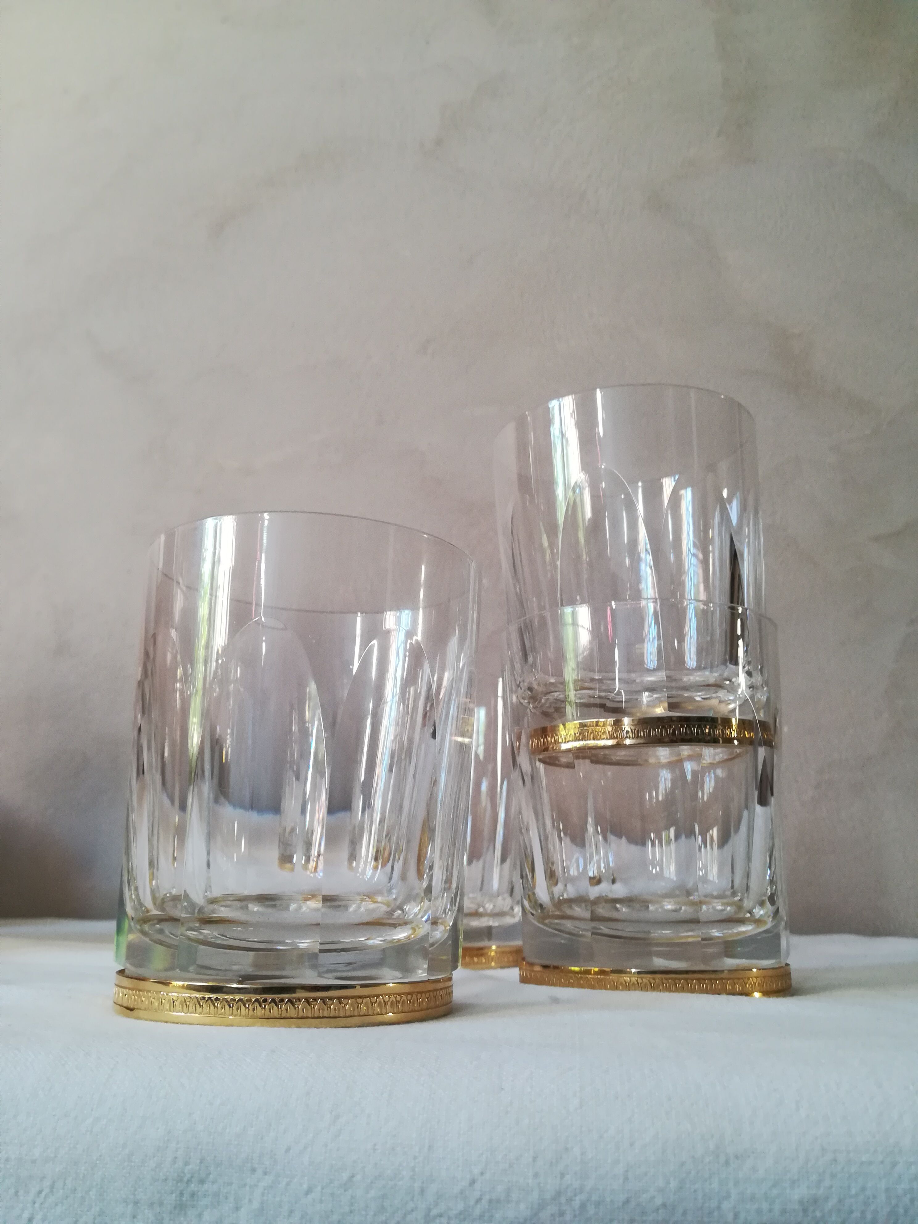 4 crystal whiskey glasses on gold frame