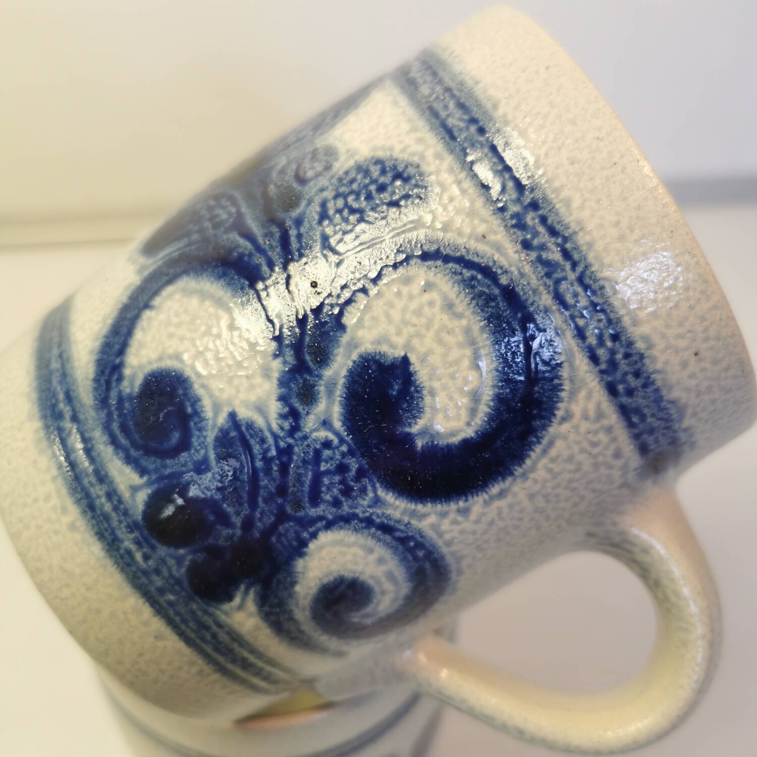 Ensemble de 2 mugs en grès émaillé au sel bleuit à la main, gris-bleu, motifs traditionnels