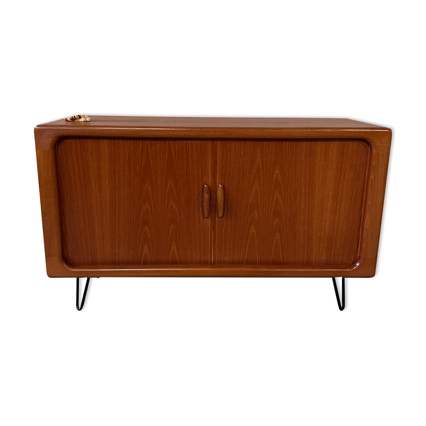 Dyrlund barcloset hairpin cabinet