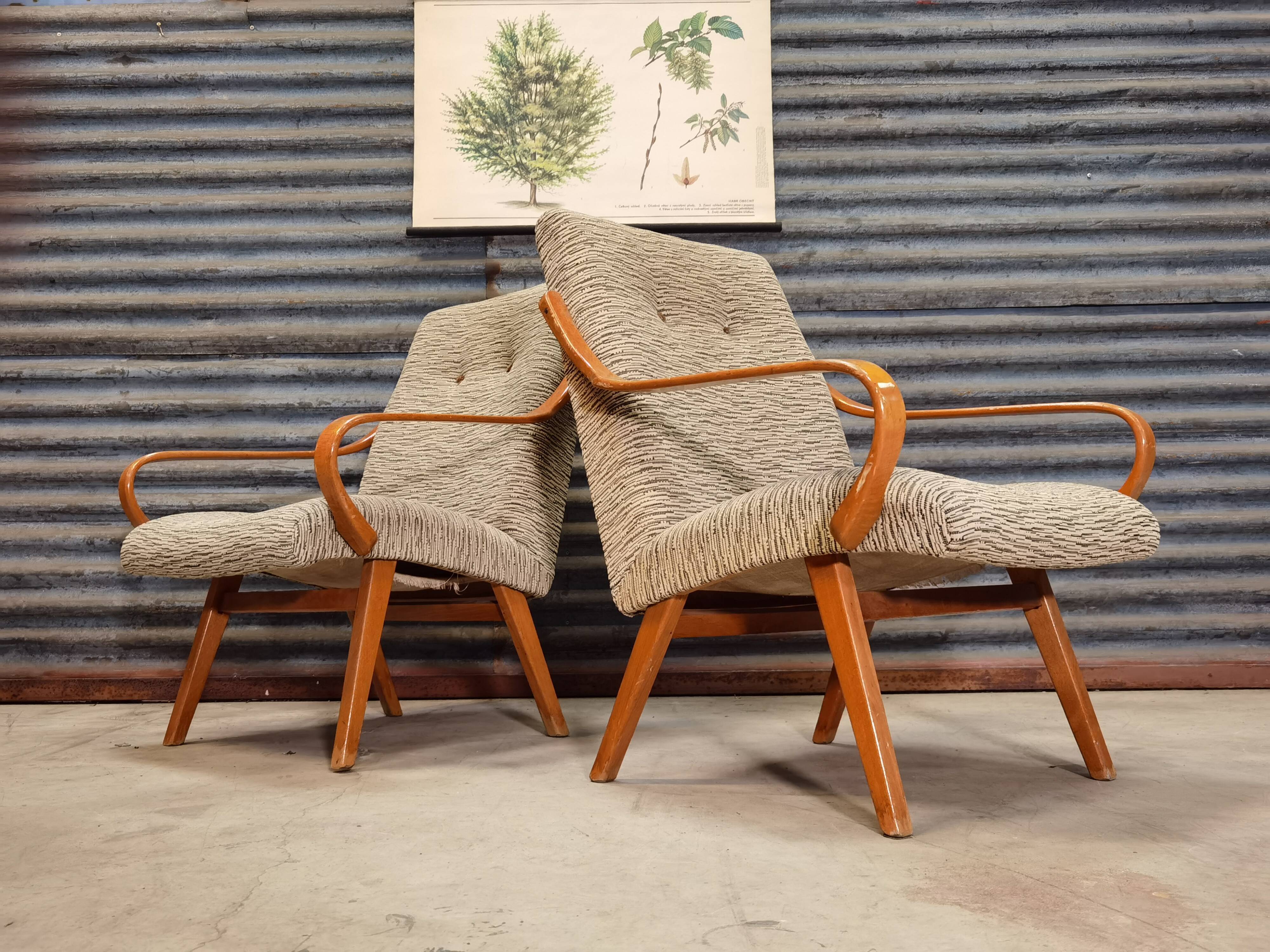 Paire de fauteuils 6953 de Jaroslav Smidek