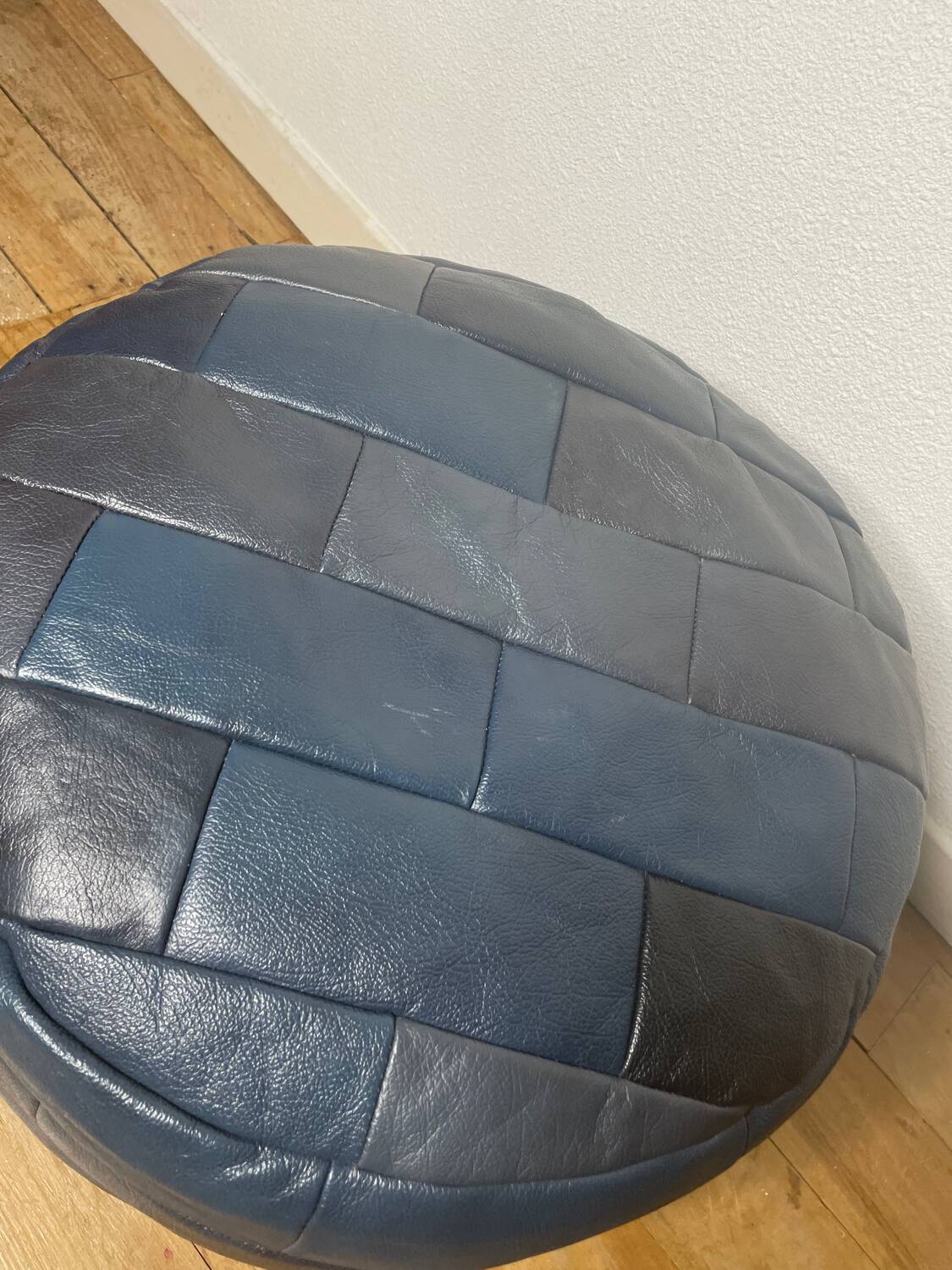 Pouf en cuir patchwork de Sède bleu