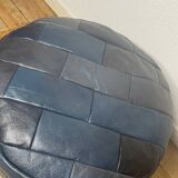Pouf en cuir patchwork de Sède bleu