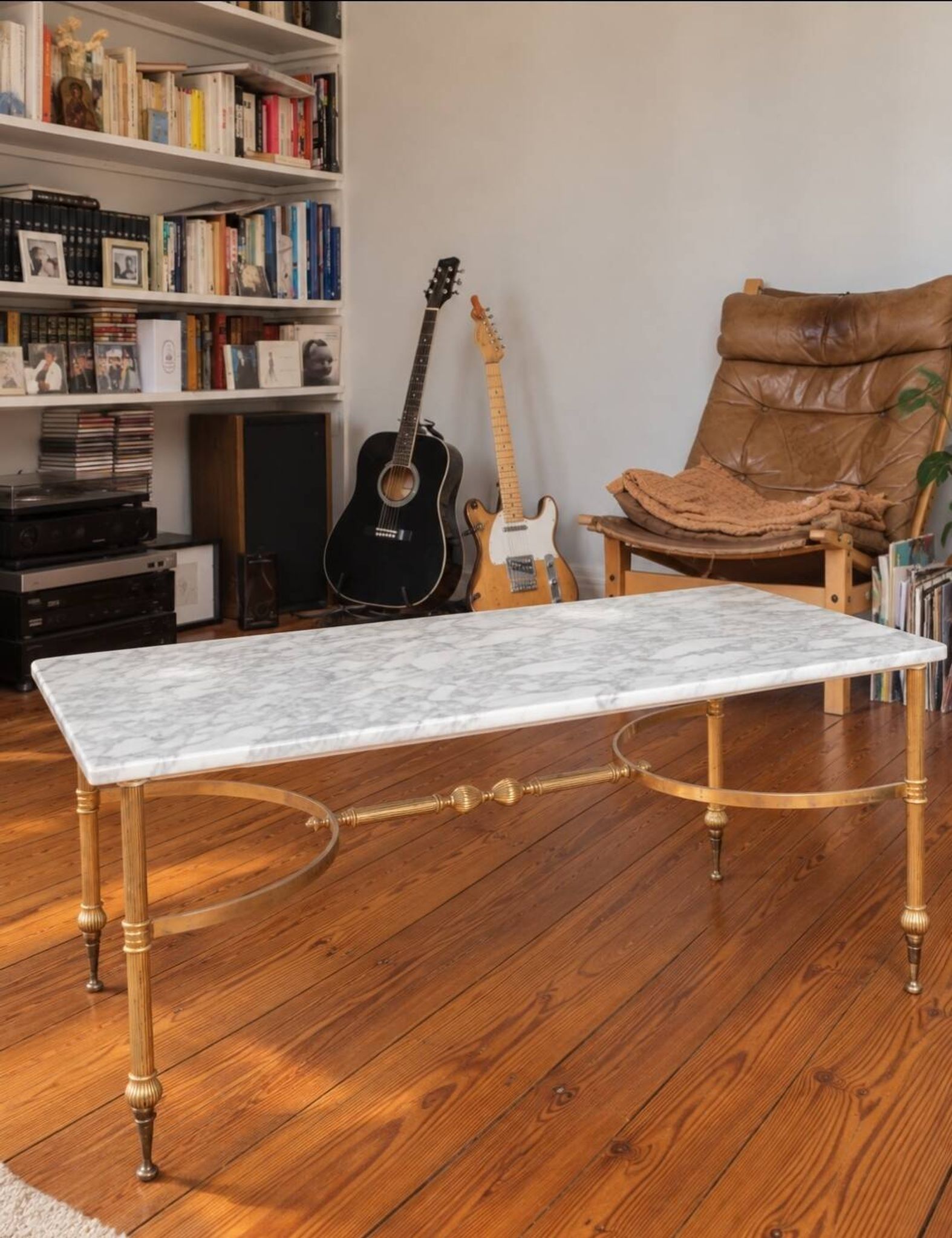 Vintage neoclassical coffee table in white marble and gold metal.