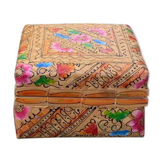 Box made of braided and painted palm leaves