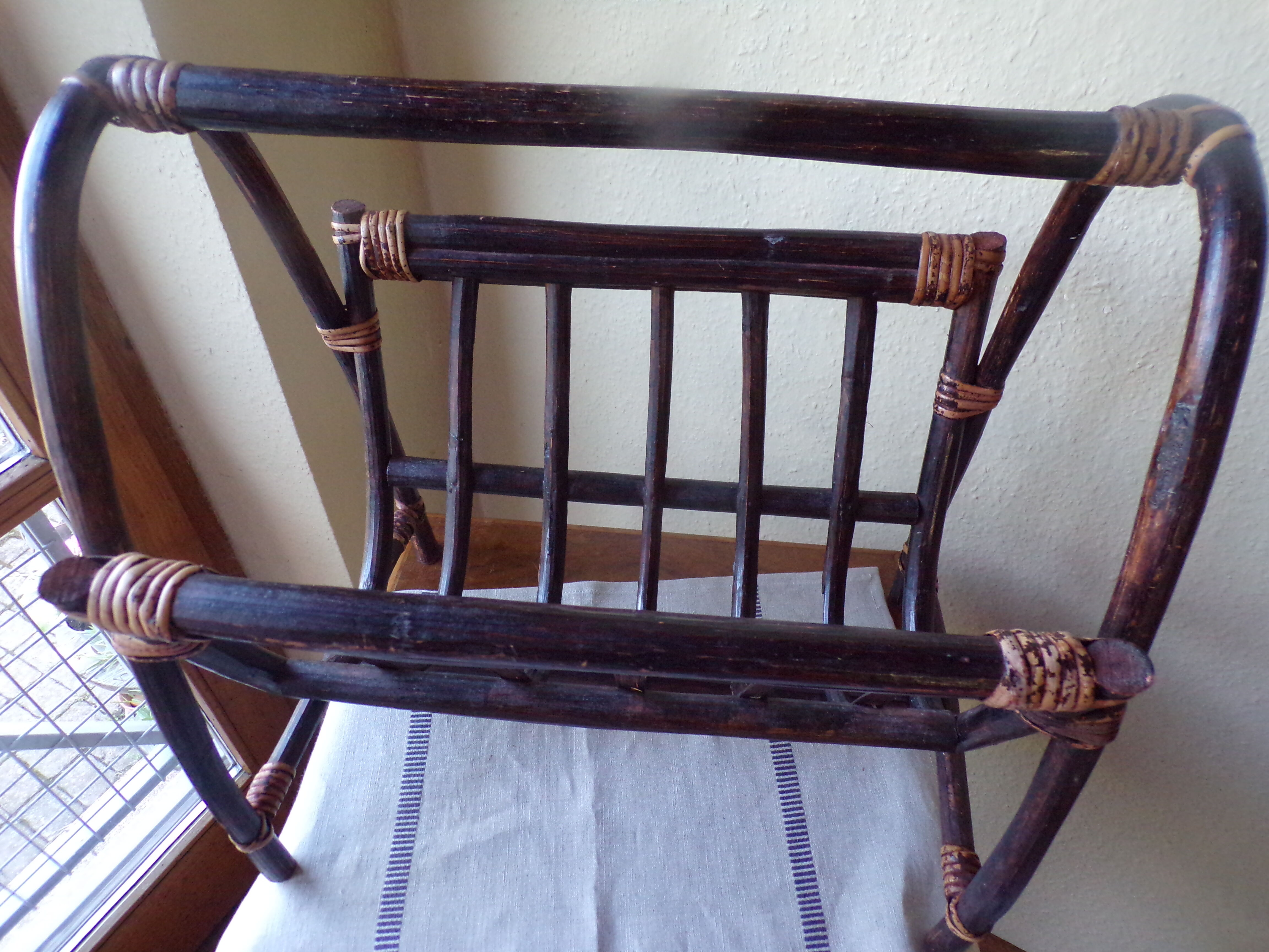 Magazine rack in bamboo