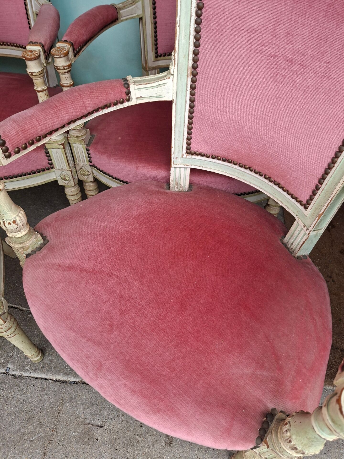 4 fauteuils Directoire en velours rose