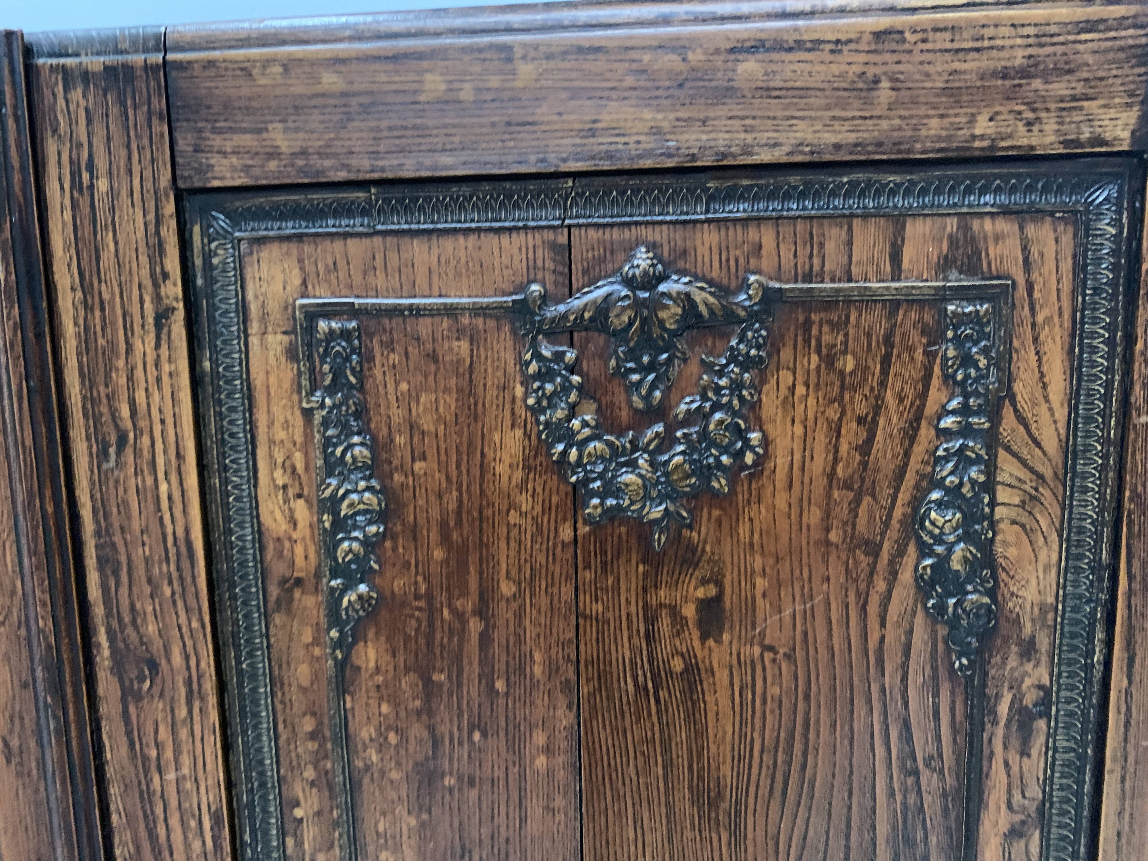 Double cupboard doors in carved oak, 20th century