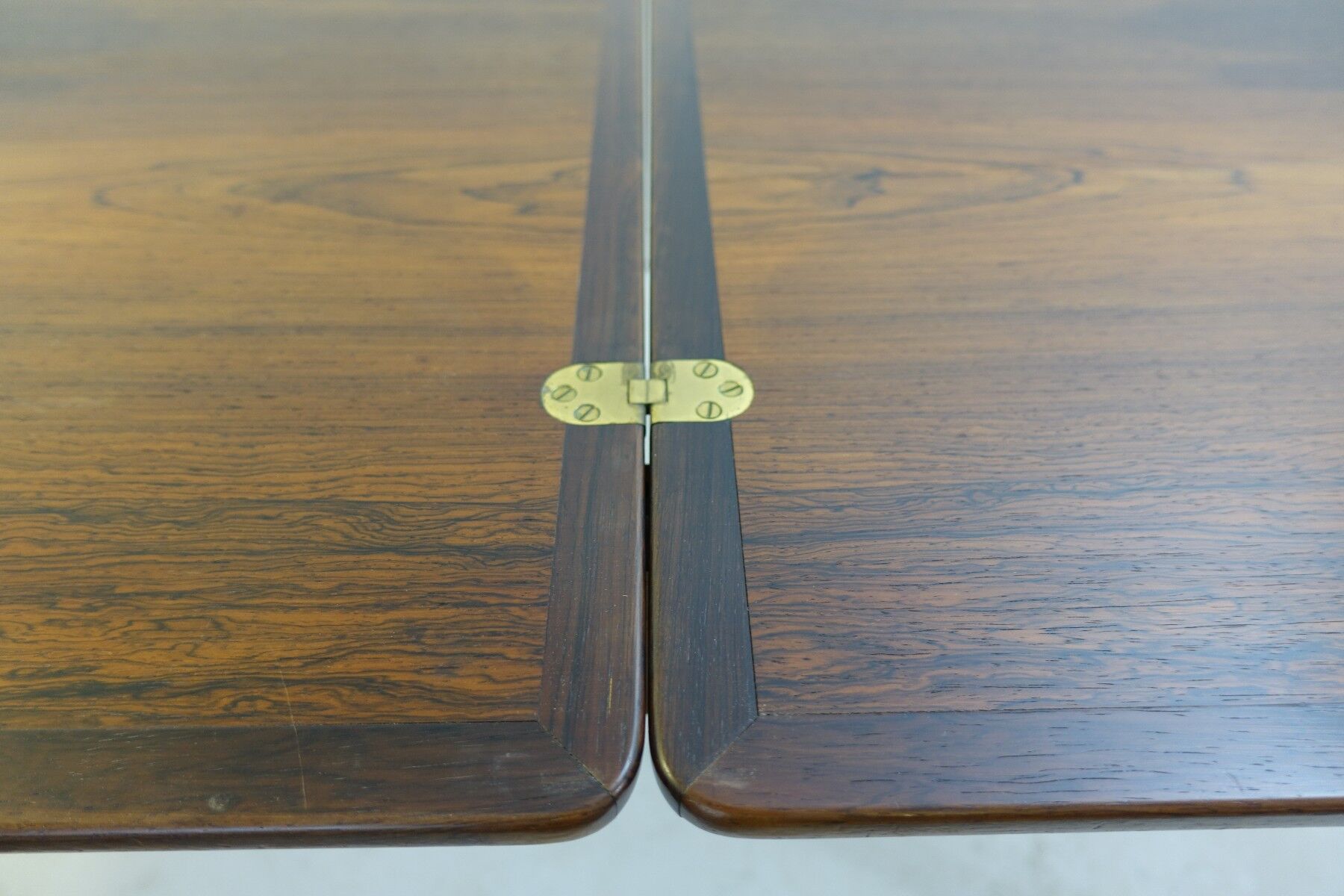 Flip-top butterfly table with brass hinges, 20th