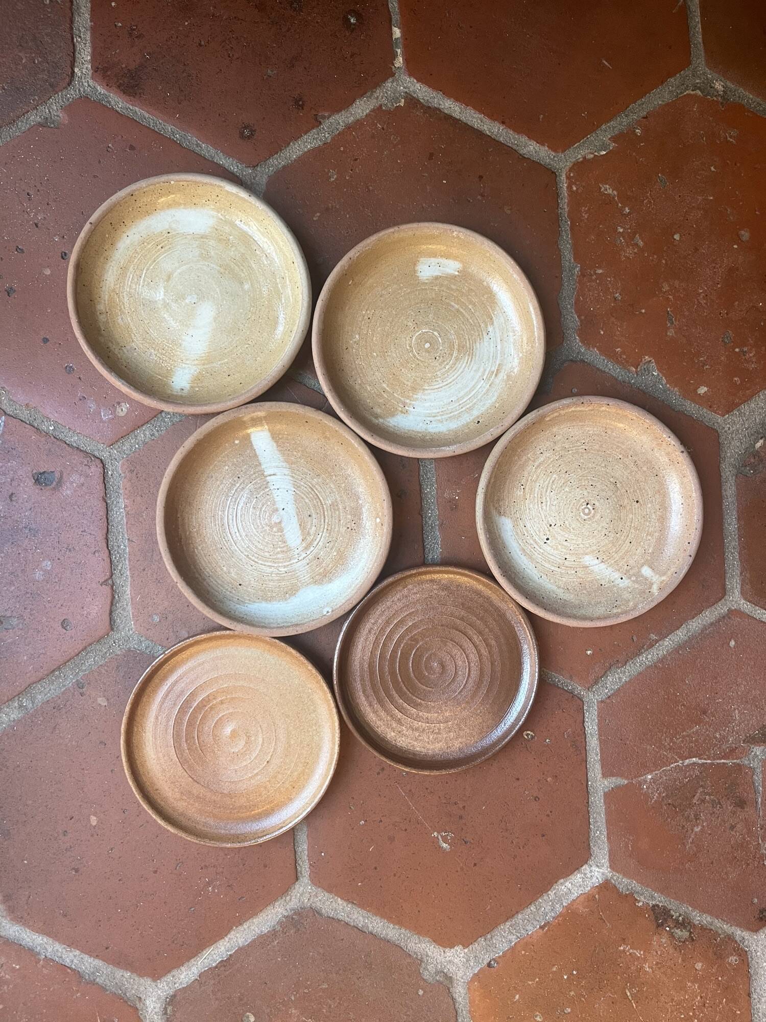 6 small stoneware plates