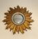 Miroir soleil en résine dorée
