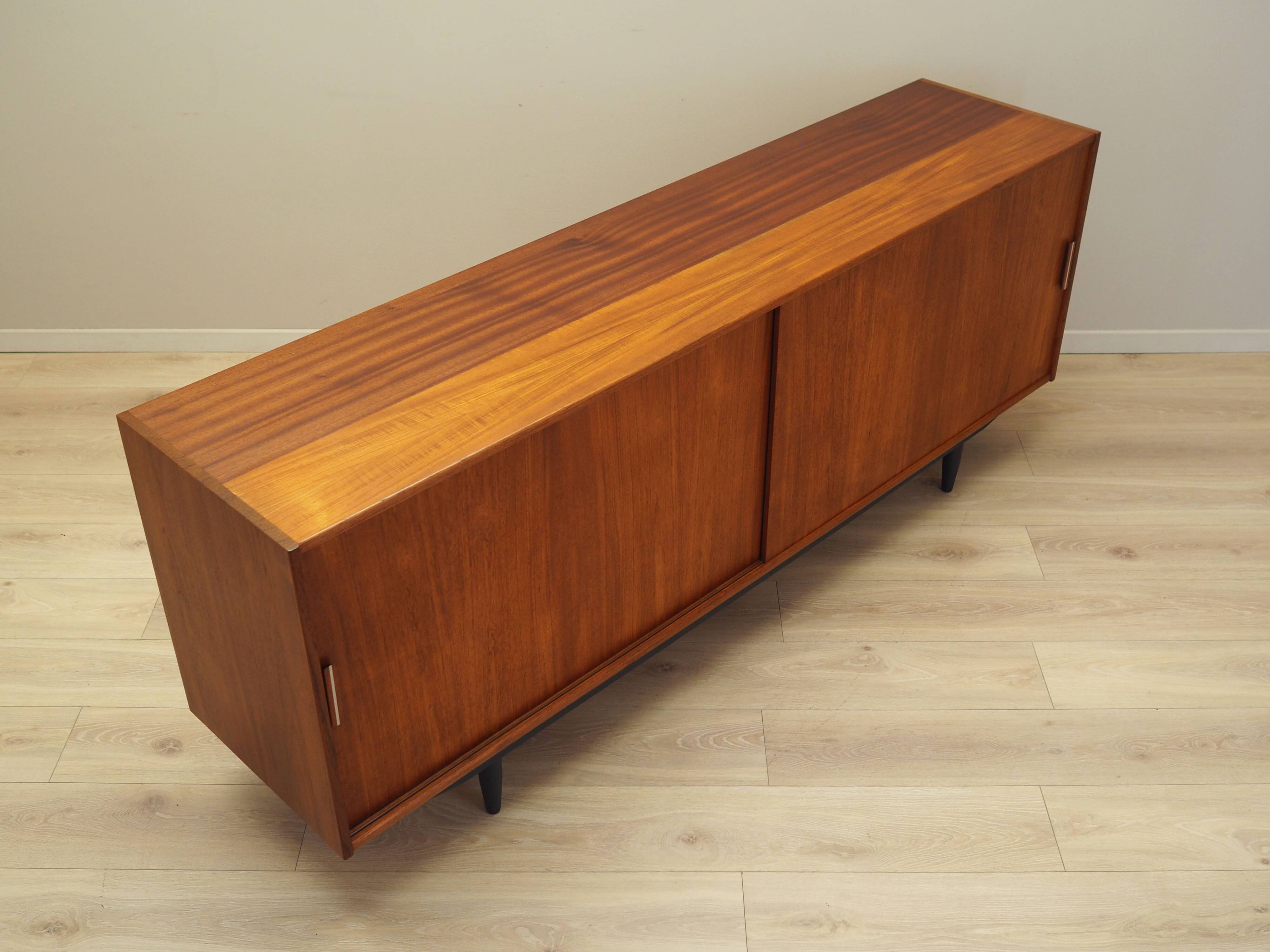 Buffet en teck, design danois, années 1970, production : Danemark
